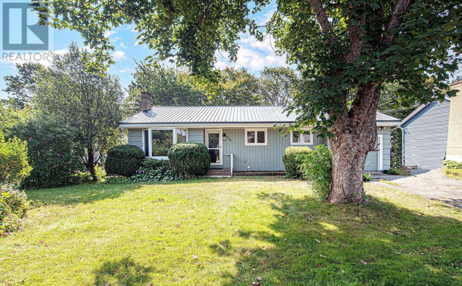 220 Melrose Ave, Halifax, NS B3N 2E7