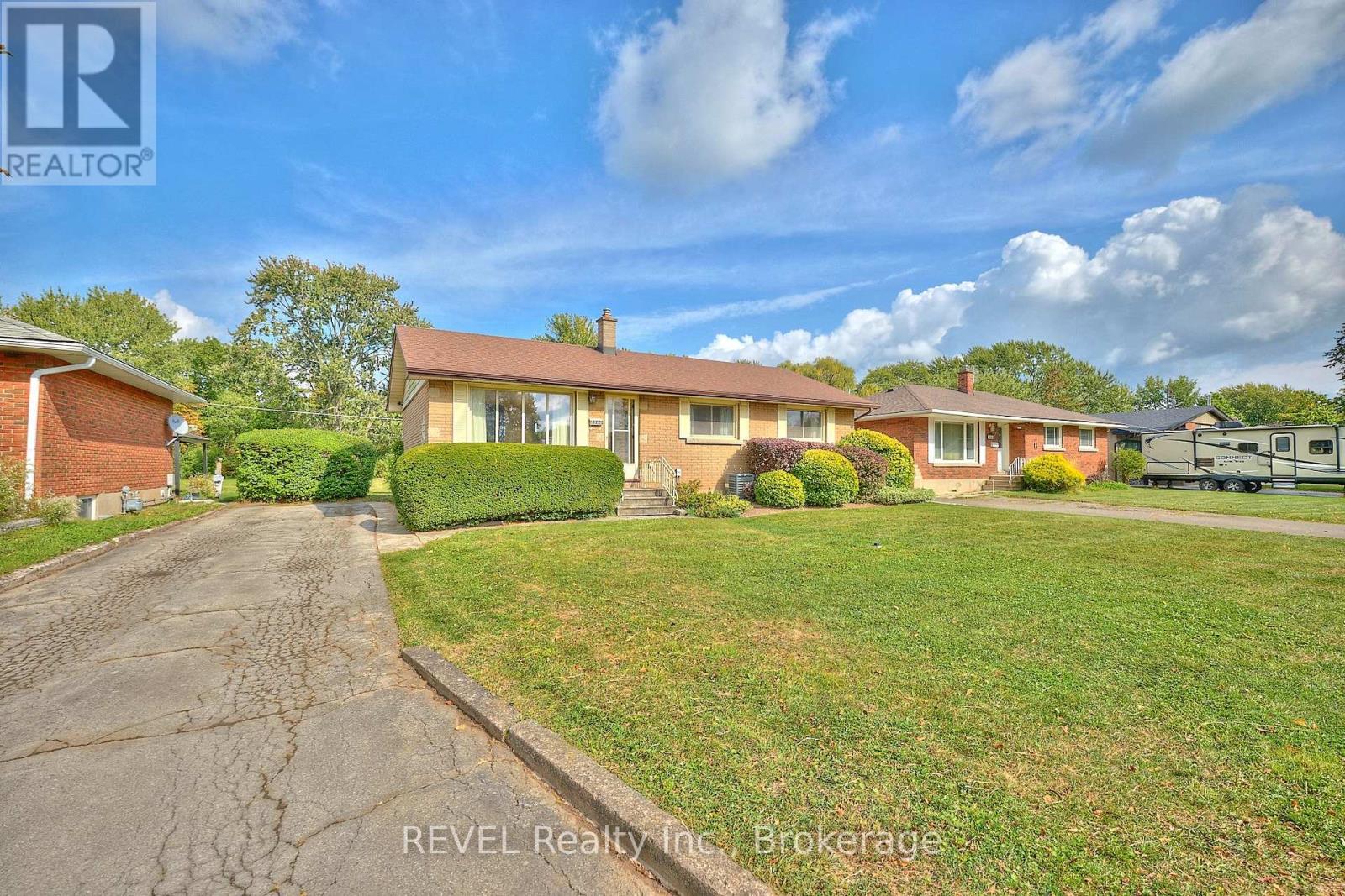 8580 Champlain Dr, Niagara Falls, ON L2G 6Y6