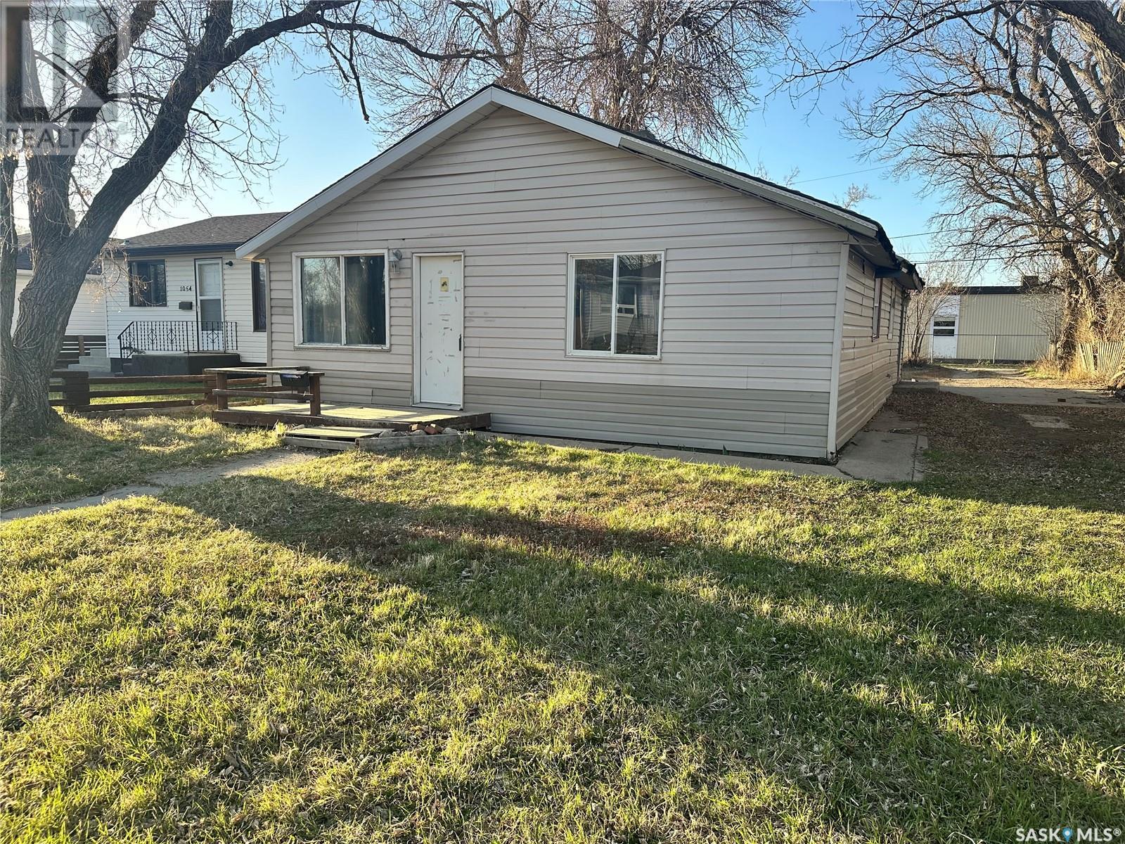 1050 Vaughan St, Moose Jaw, SK S6H 5P2