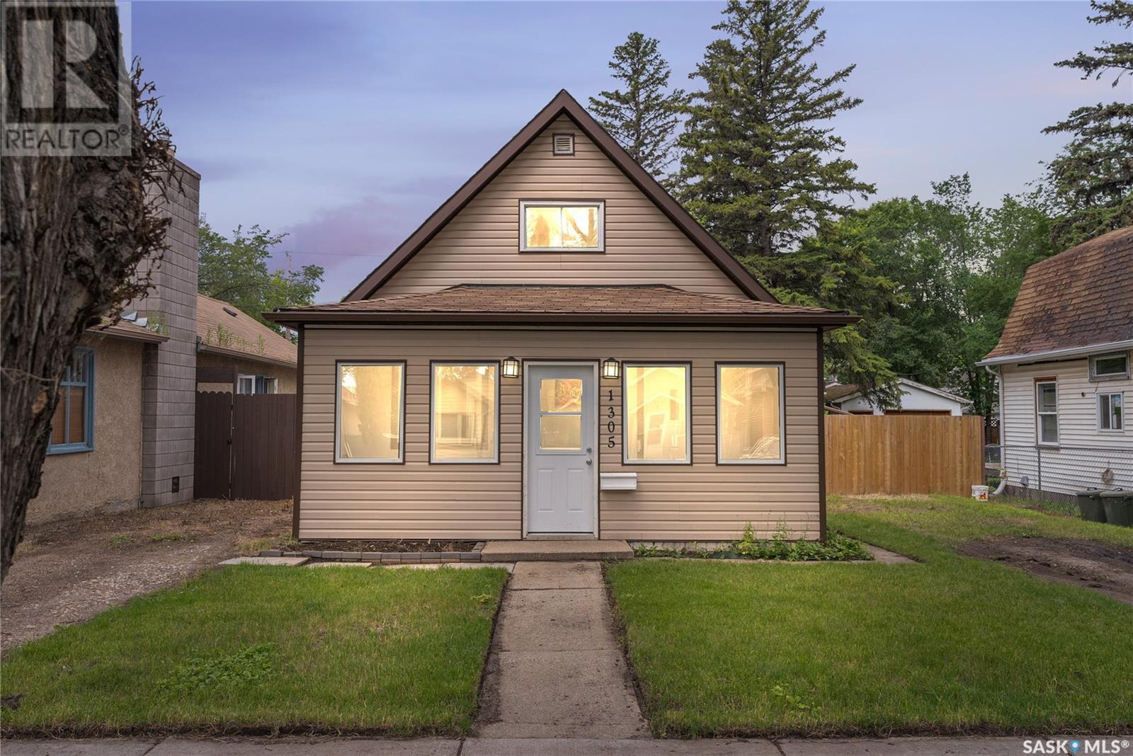 1305 C Ave N, Saskatoon, SK S7L 1K7 | MLS #SK983322 | Houseful