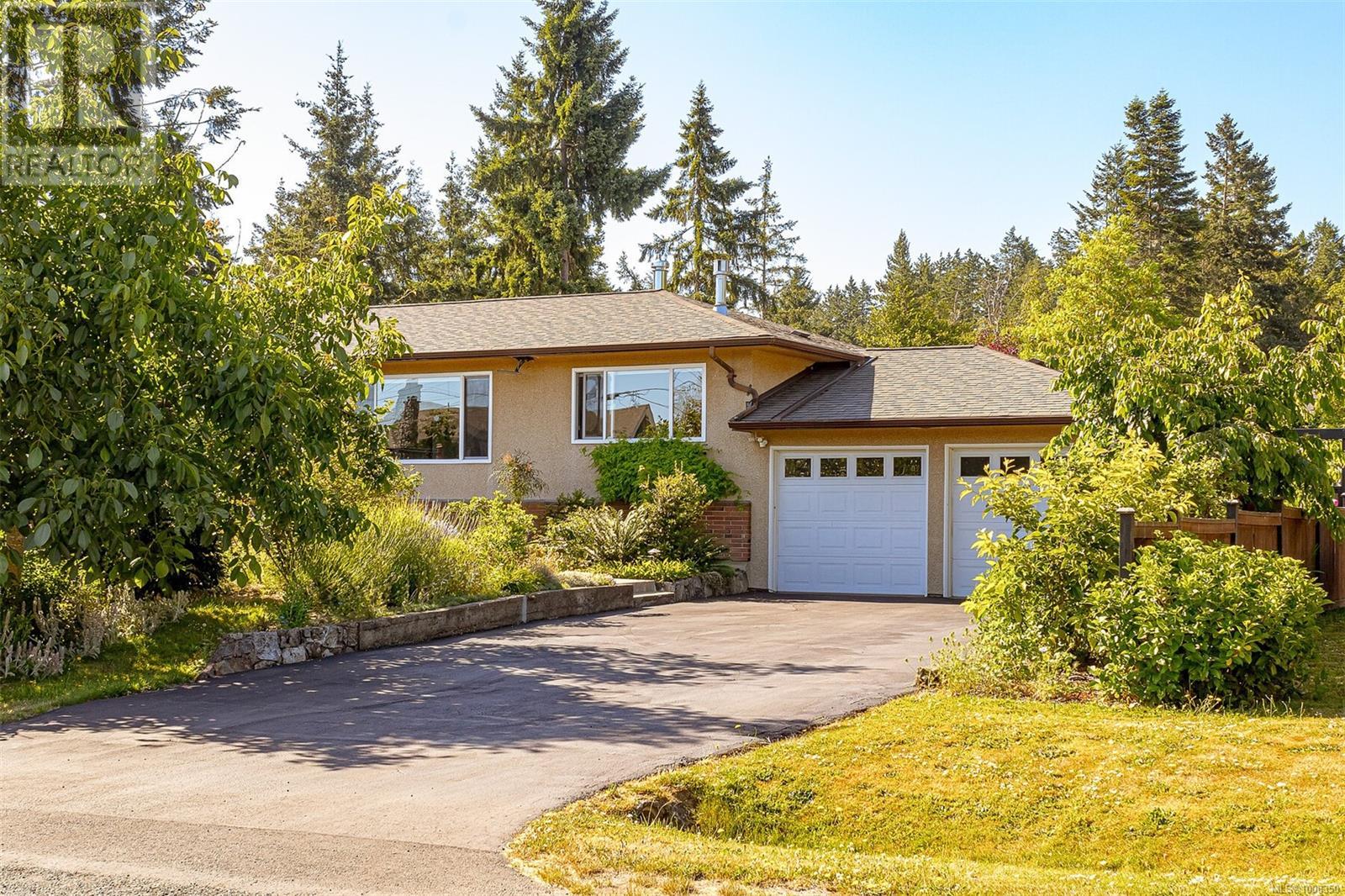 1961 Hovey Rd, Central Saanich, BC V8M 1V8
