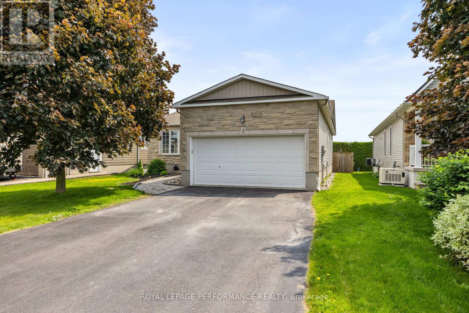 7 Settlement Ln, Russell, ON K4R 0A4