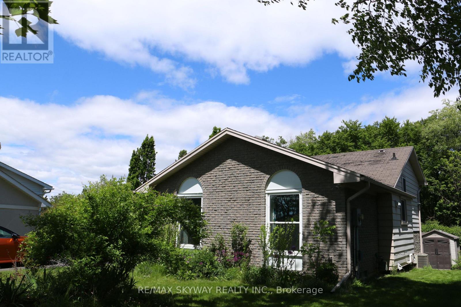 18 Matthew Ct, Kitchener, ON N2B 1W6