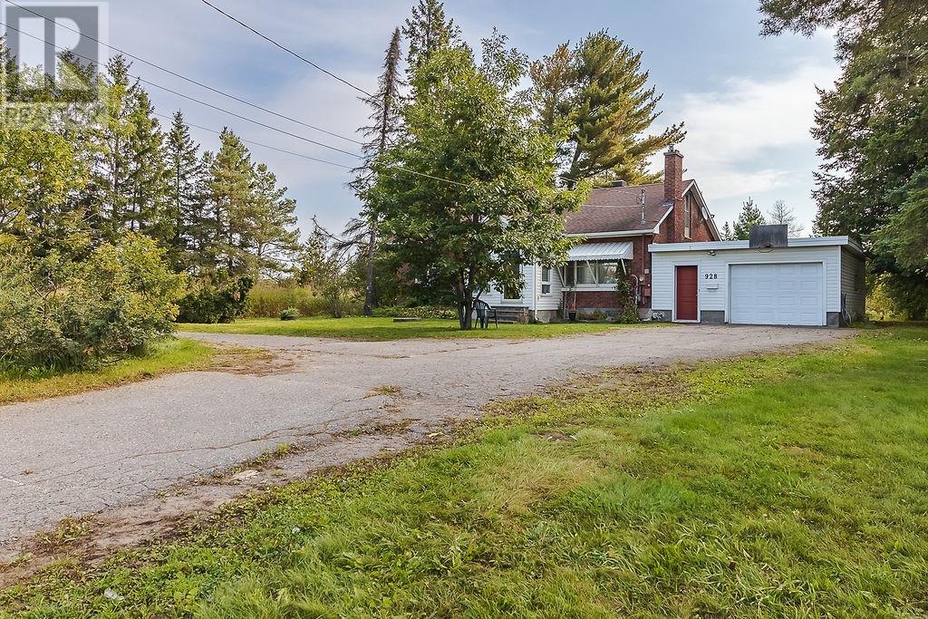 928 Great Northern Rd, Sault Ste. Marie, ON P6B 5A3
