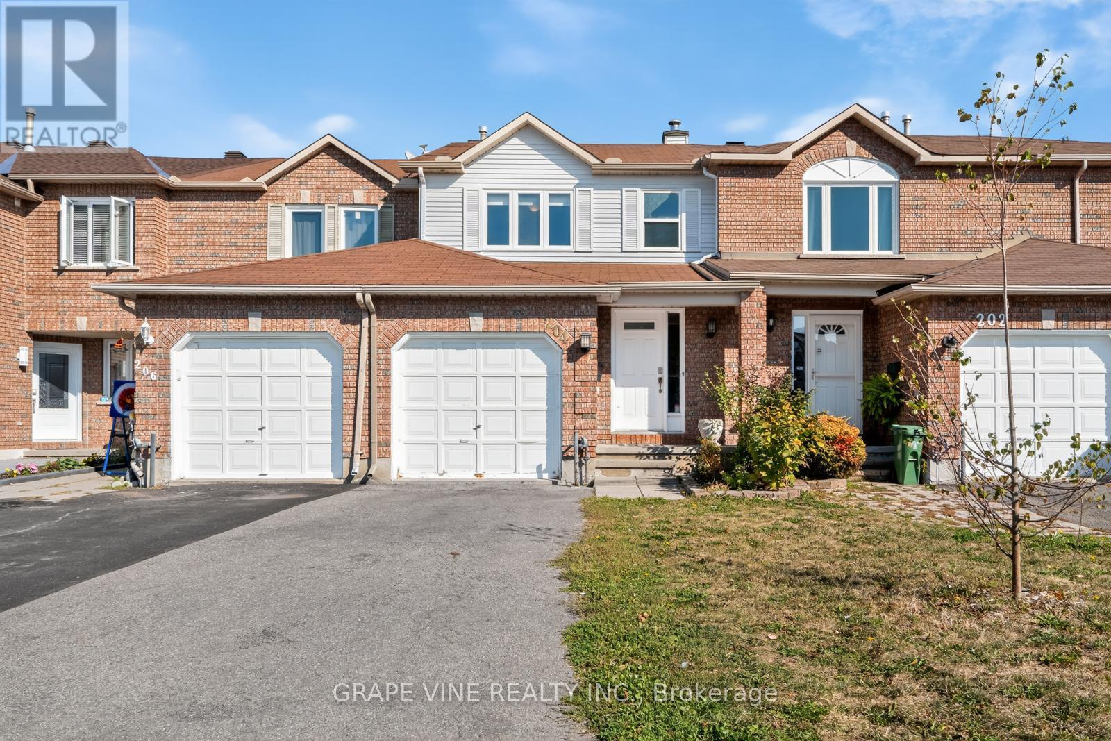204 Hunterswood Cres, Ottawa, ON K1G 5V1