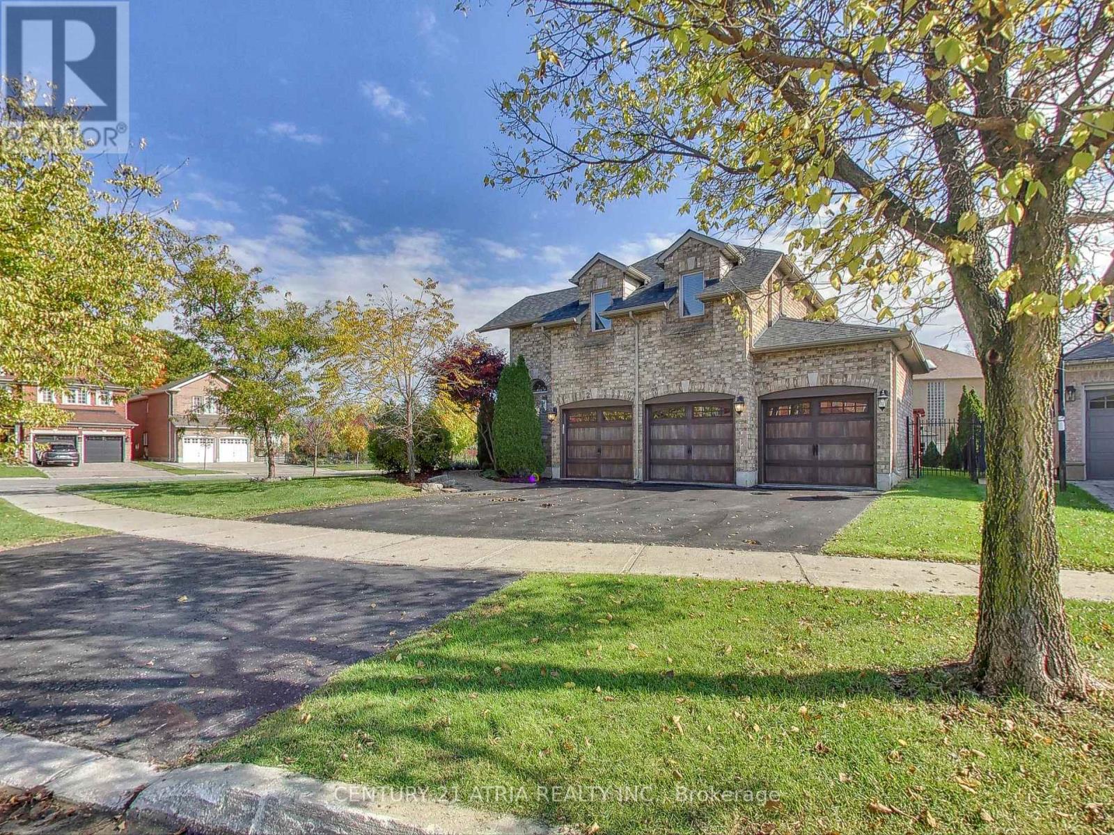 2 Whalen Ct, Richmond Hill, ON L4C 9T5