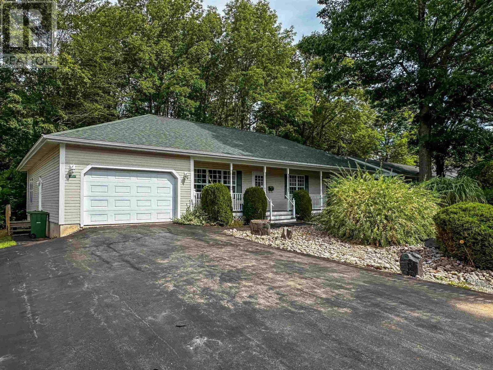 28 Bishop Ave, New Minas, NS B4N 3N9