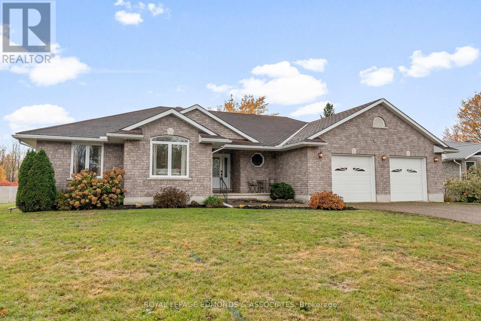 17 Minto St, Whitewater Region, ON K0J 1C0