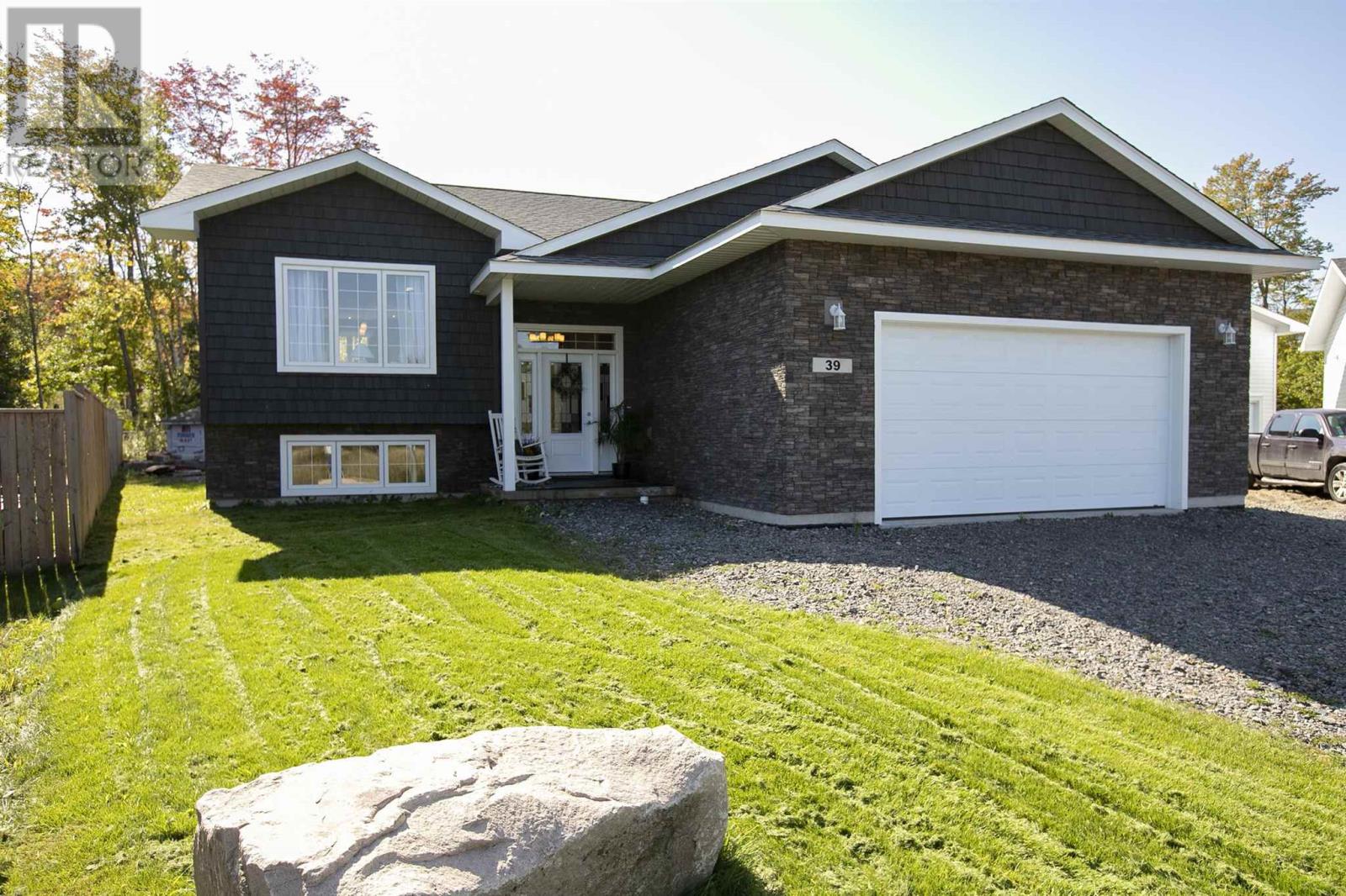 39 Saddle Cres, Sault Ste. Marie, ON P6A 2G3