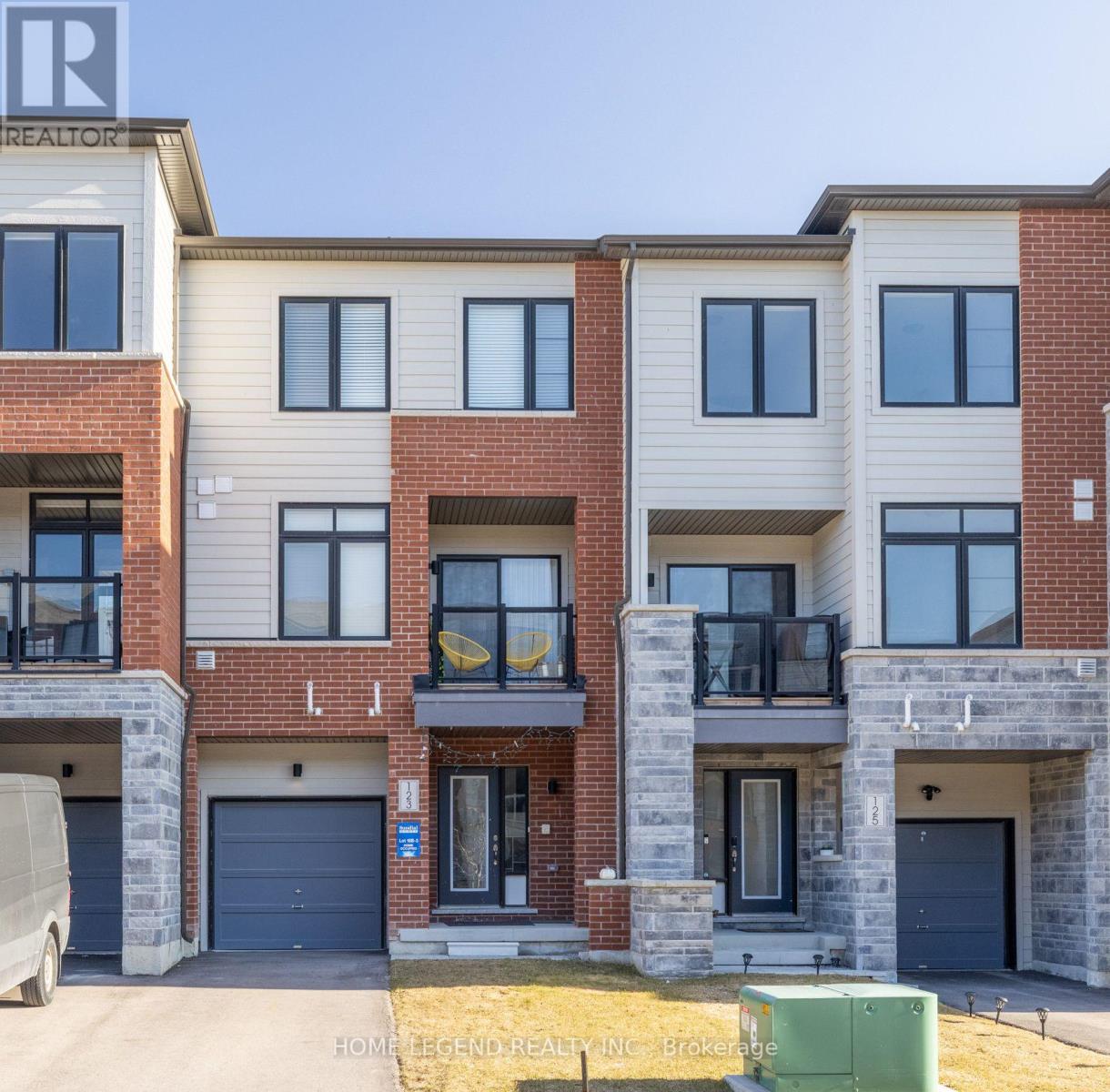 123 Bravo Ln, Newmarket, ON L3X 0L2