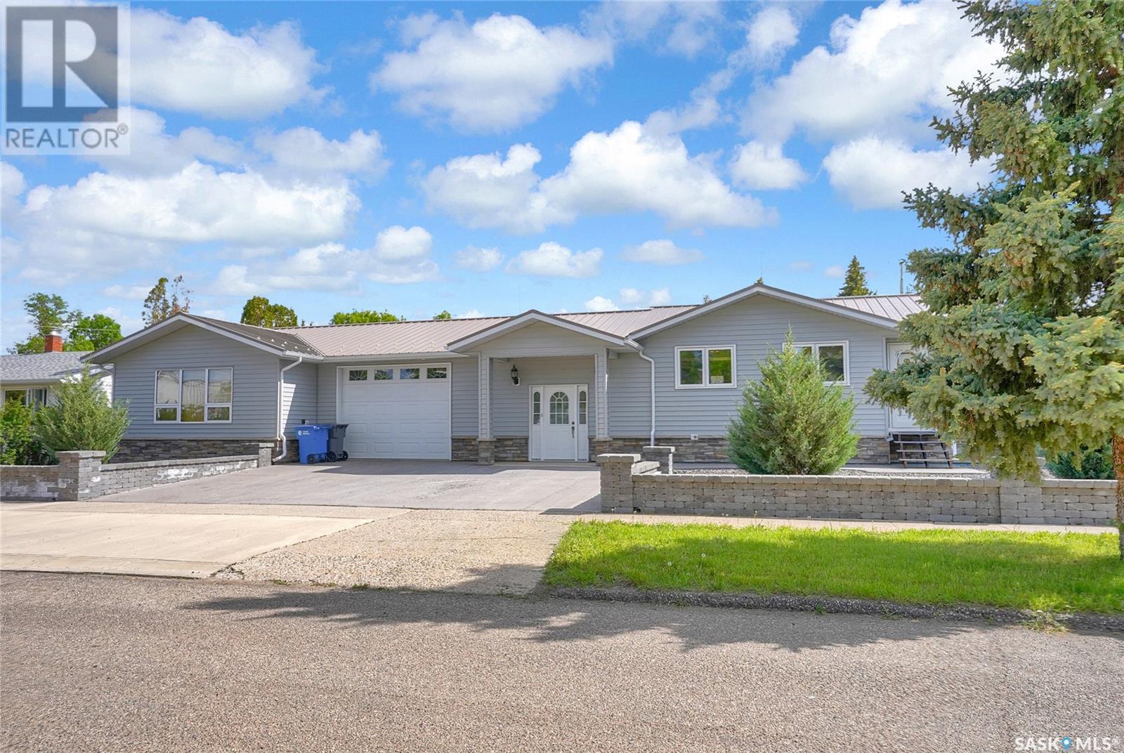 110 3rd Avenue West, Gravelbourg, SK S0H 1X0
