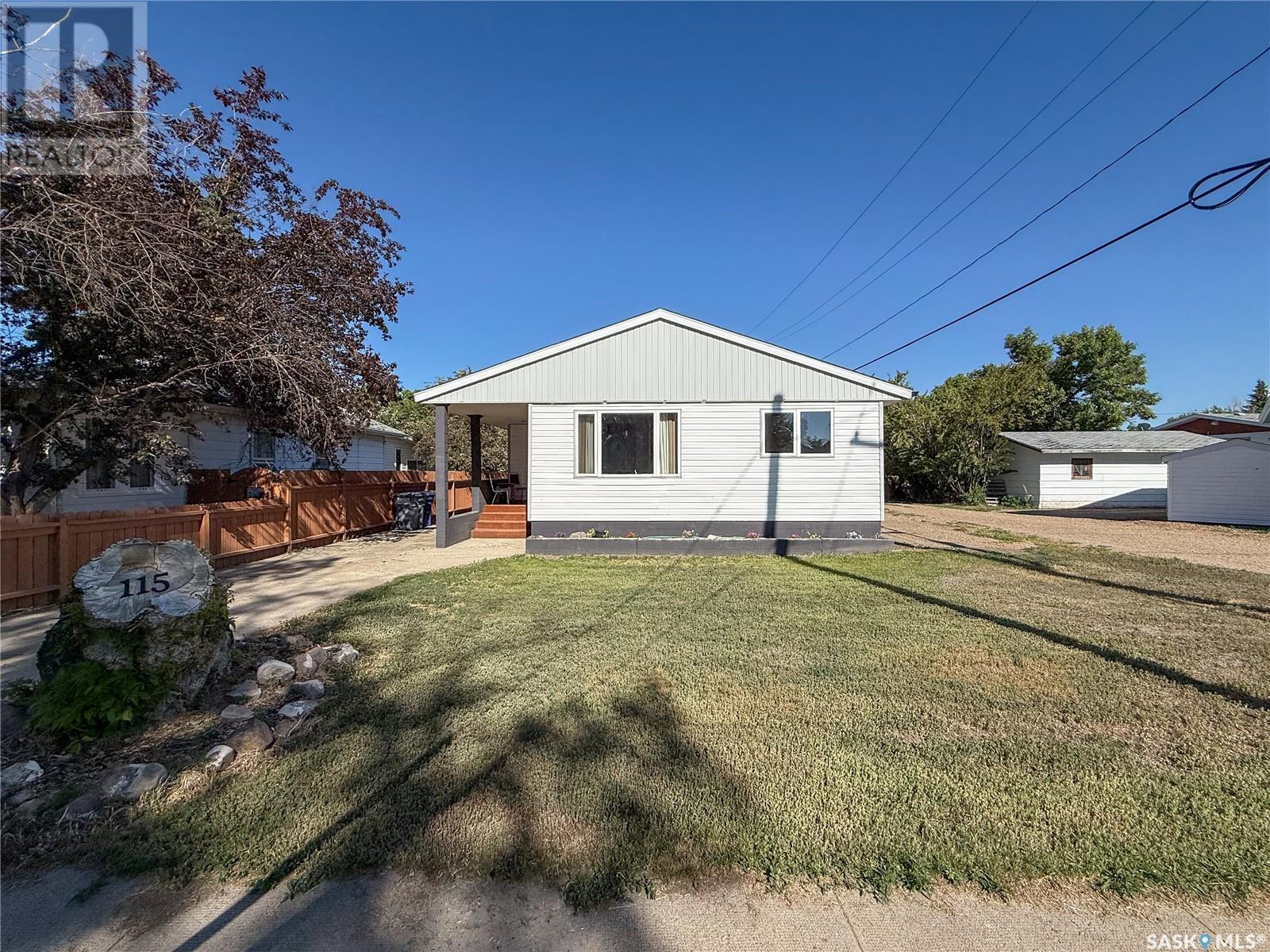 115 Elm Ave N, Eastend, SK S0N 0T0