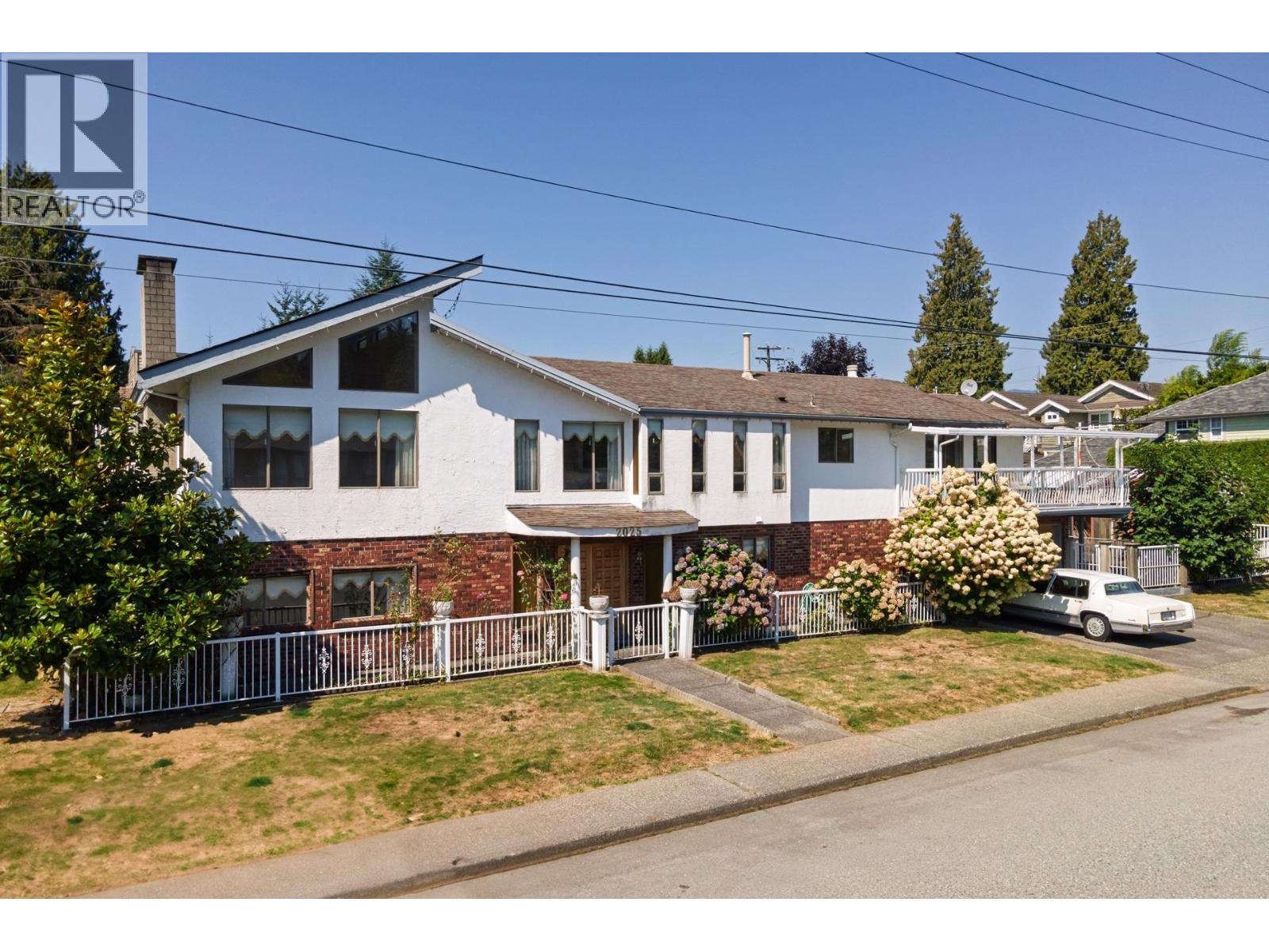 2025 St Andrews Ave, North Vancouver, BC V7L 3M4