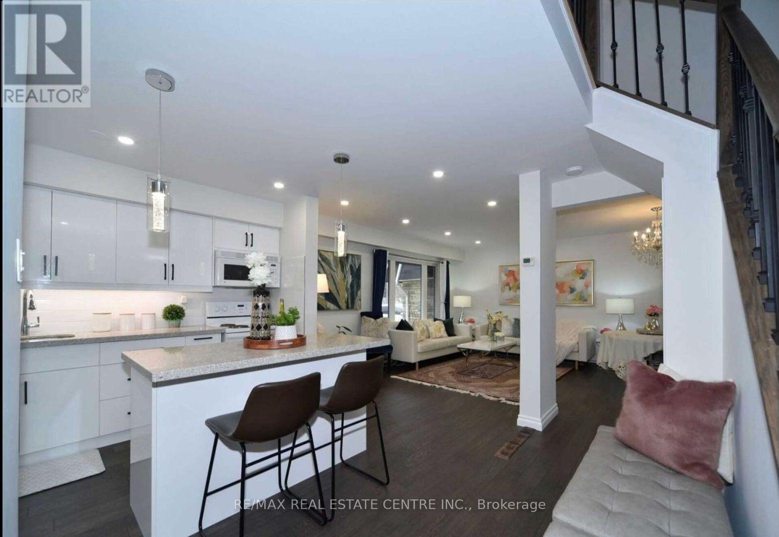 25 Ivanic Ct, Whitby, ON L1N 6E3