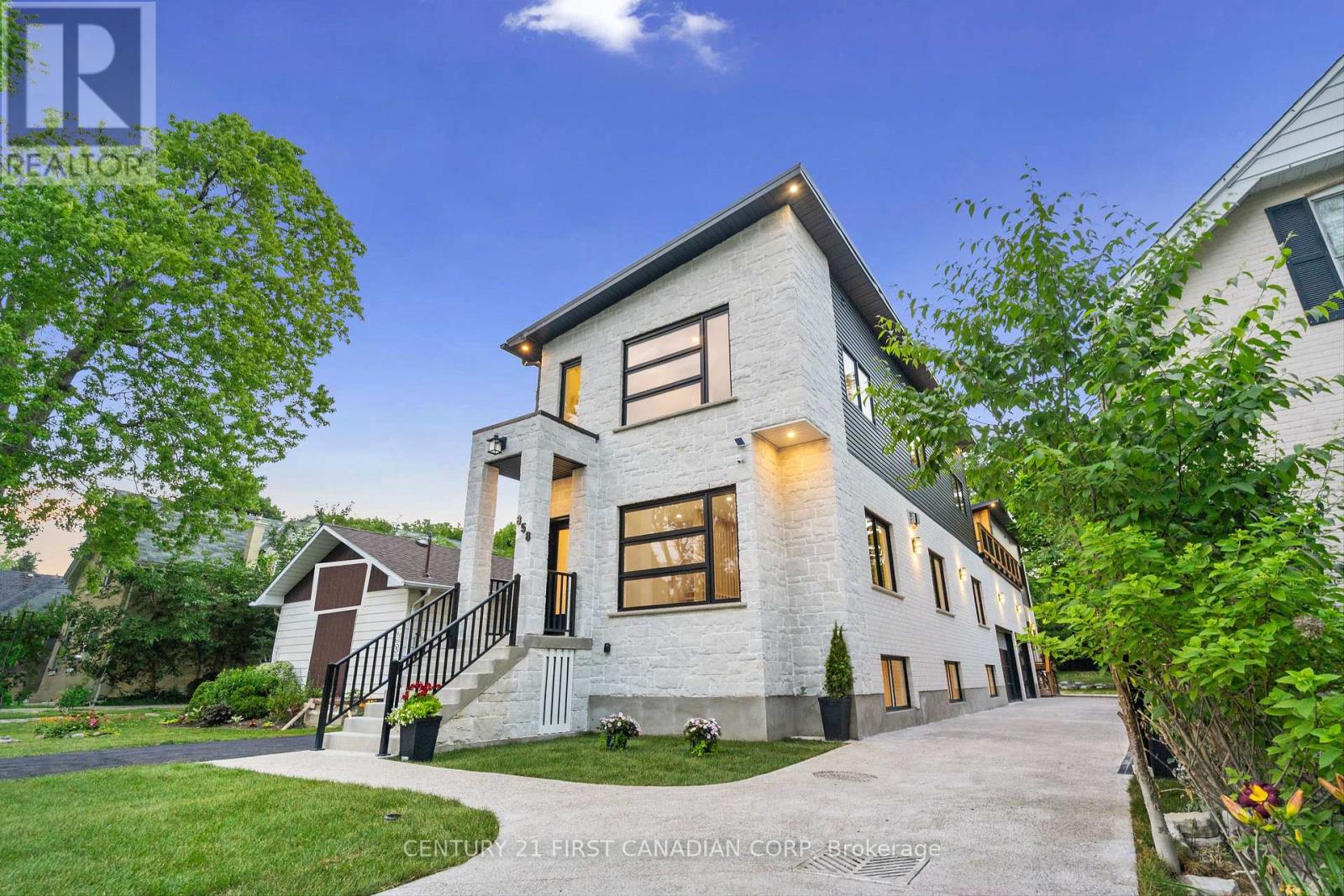 858 William St, London, ON N5Y 2S3