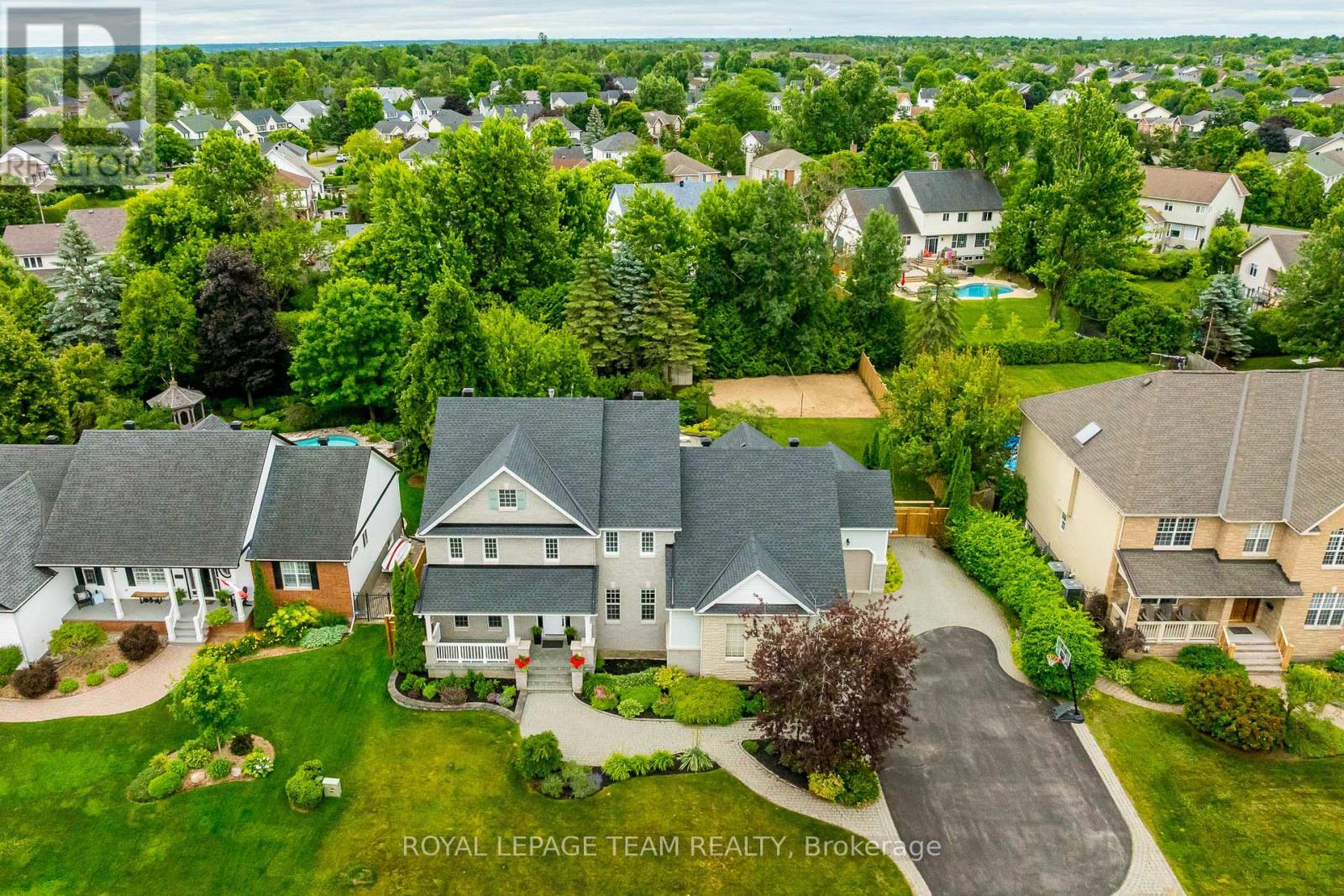 10 Beechgrove Gdns, Ottawa, ON K2S 1W5