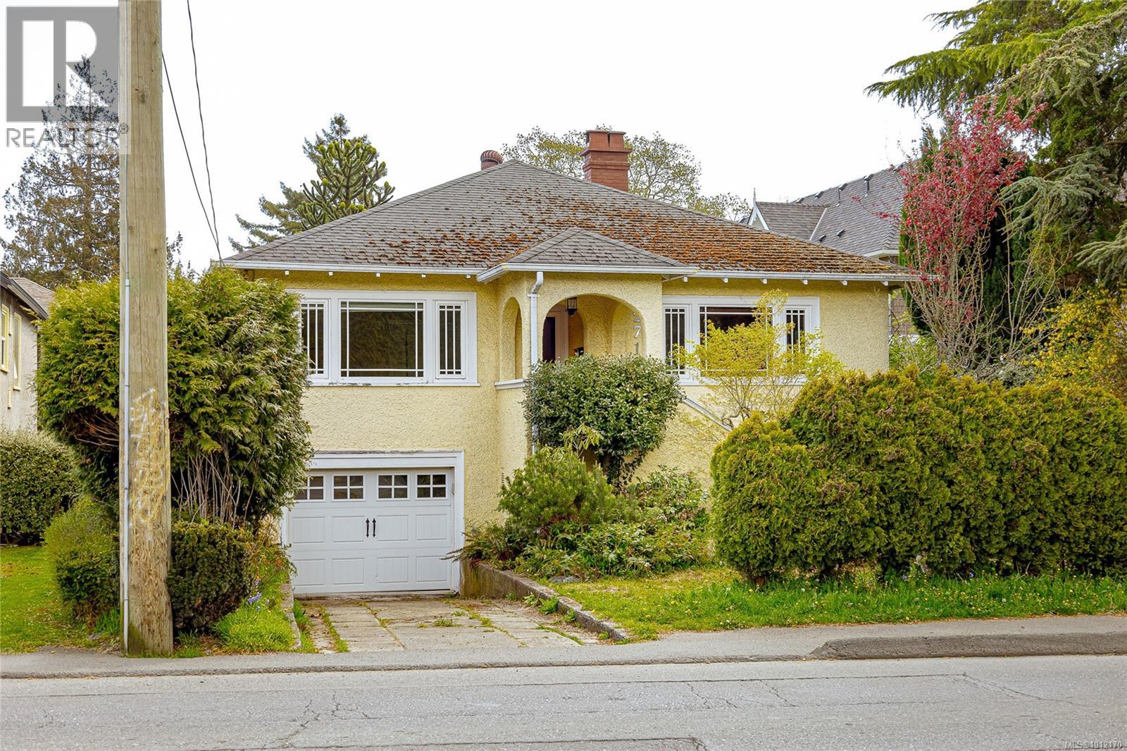 2719 Richmond Rd, Saanich, BC V8R 4T2