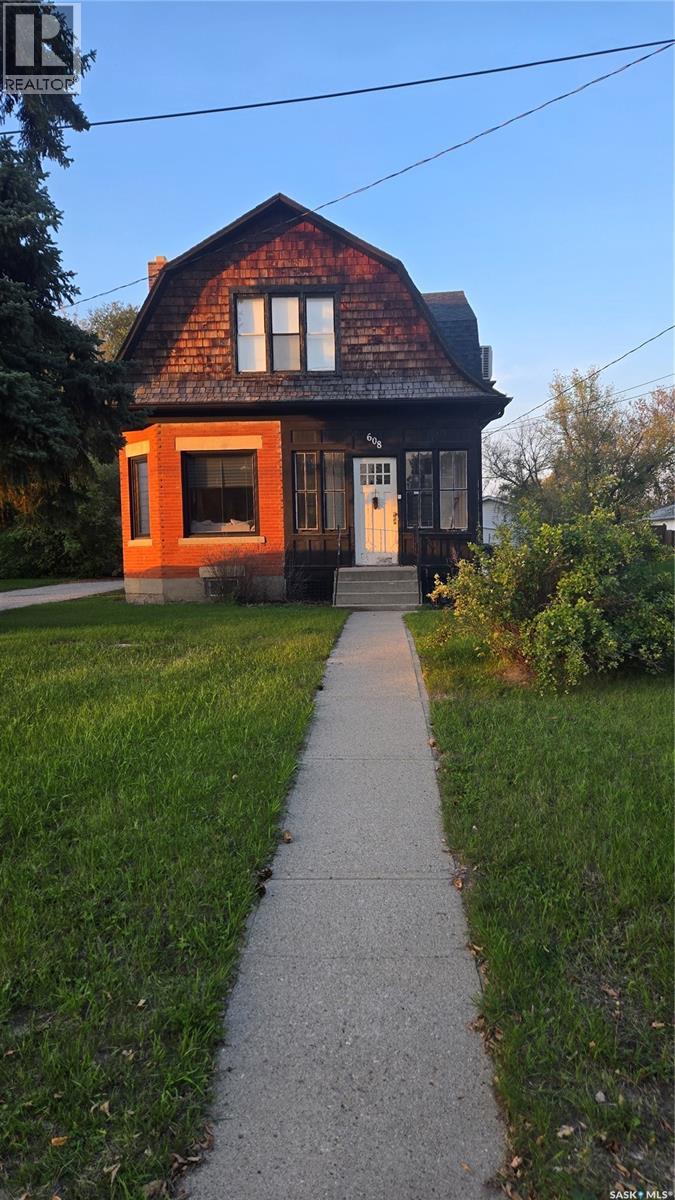 608 Walsh Ave, Oxbow, SK S0C 2B0