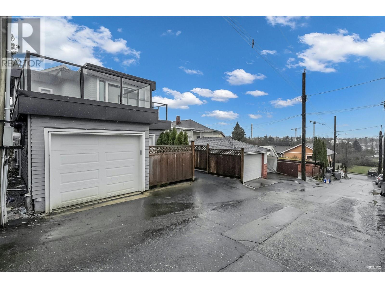 3429 Dundas St, Vancouver, BC V5K 1R9
