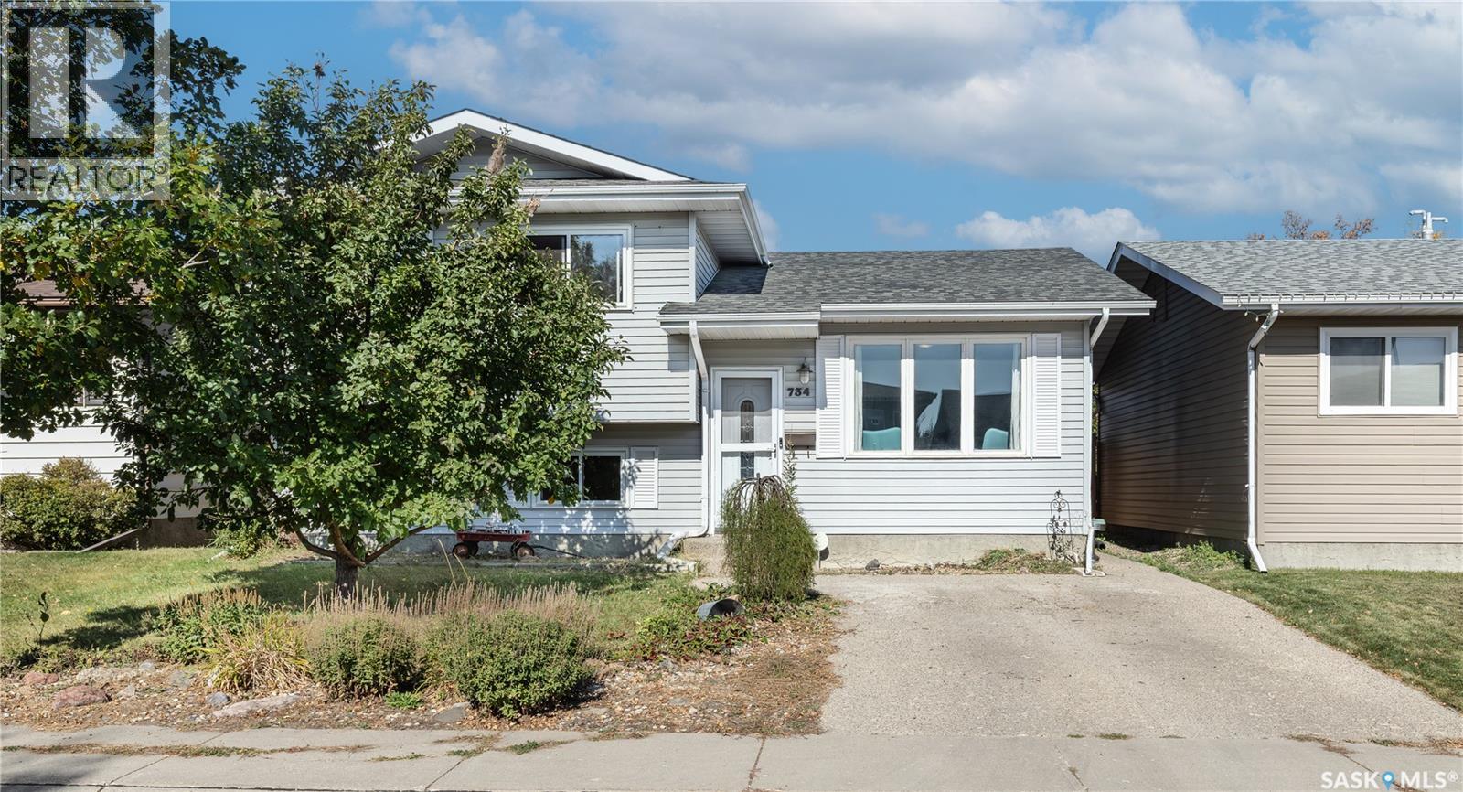 734 Whelan Way, Saskatoon, SK S7L 7E5