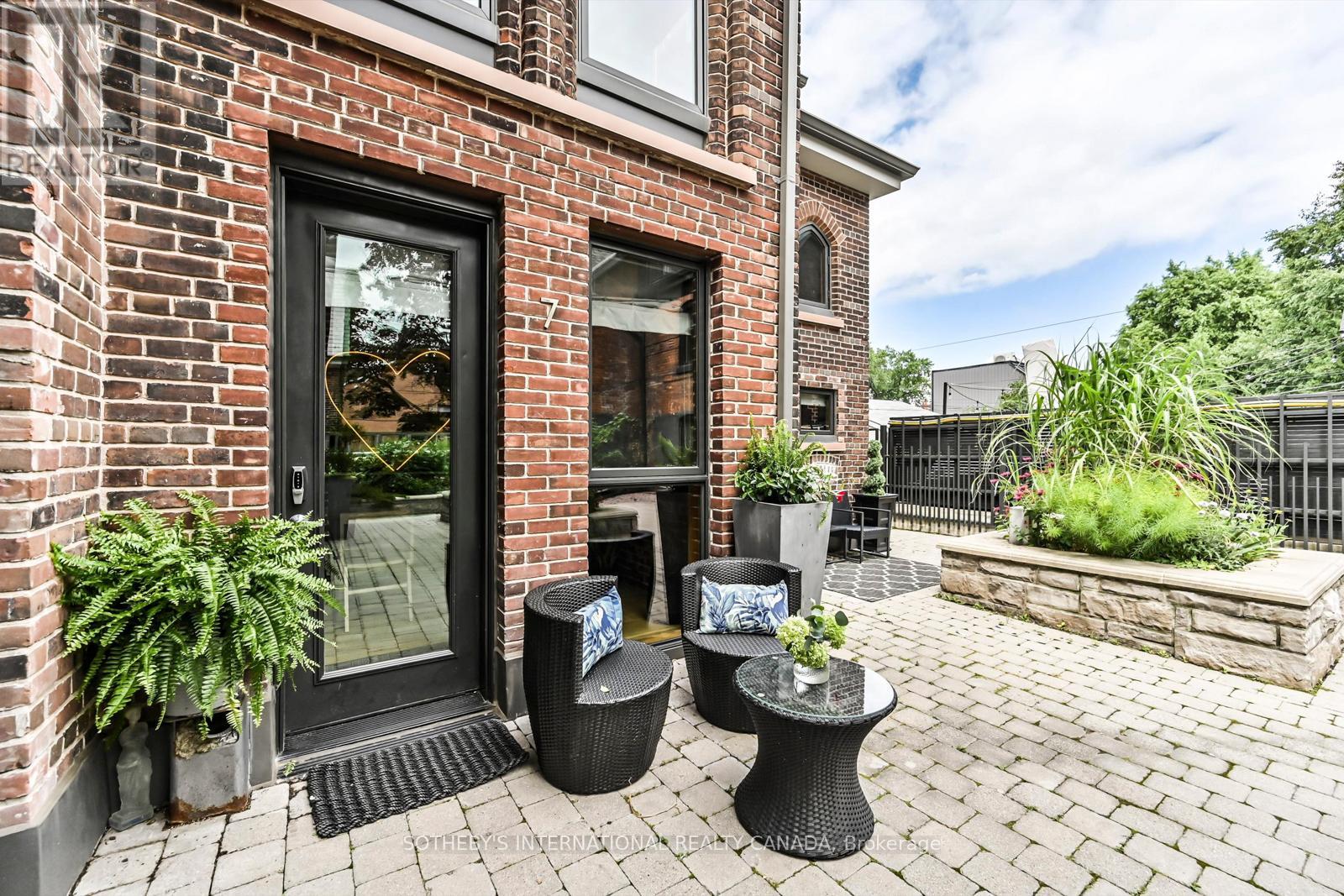 40 Westmoreland Ave, Toronto, ON M6H 2Z7