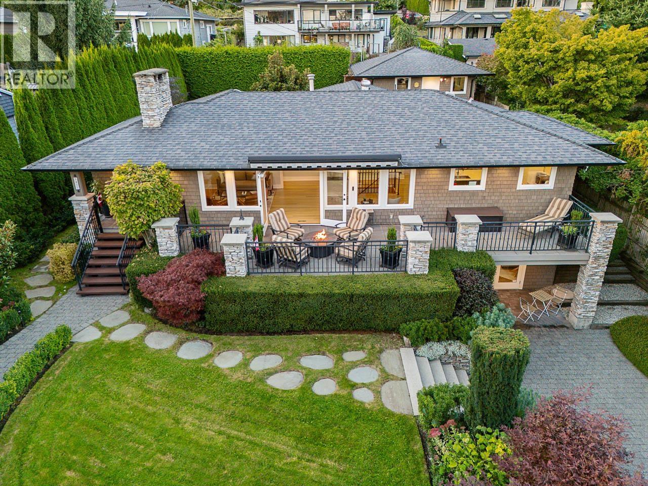 1425 Palmerston Ave, West Vancouver, BC V7T 2H8