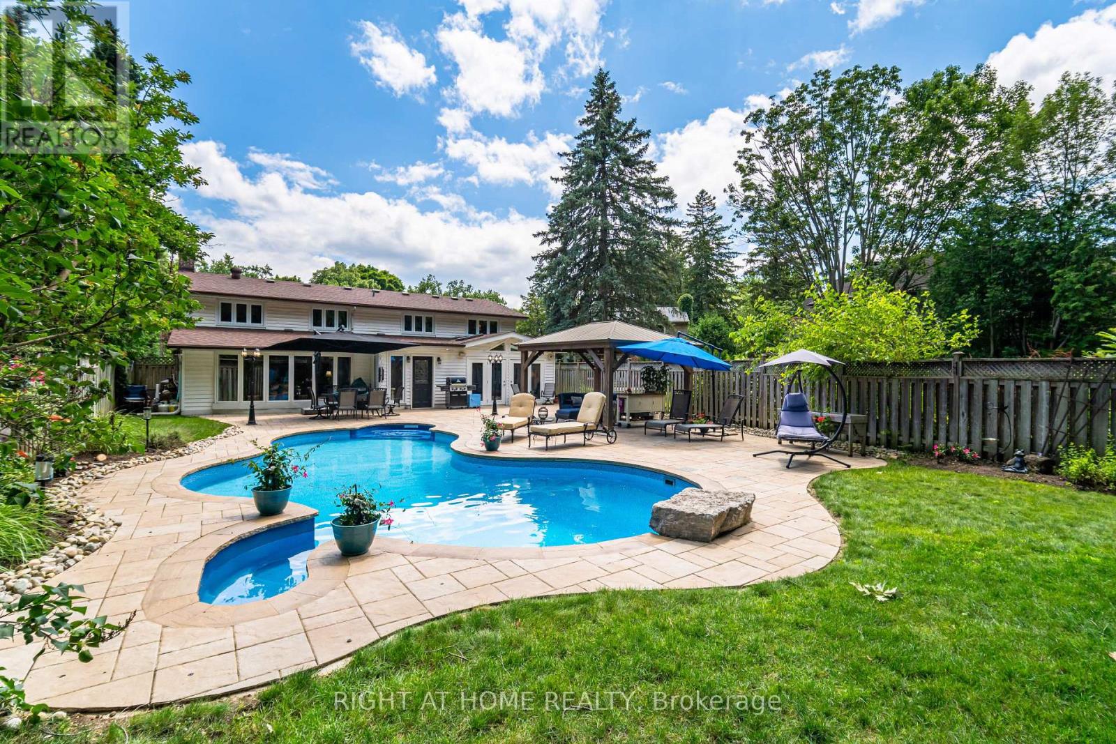 1117 Springhill Dr, Mississauga, ON L5H 1N2