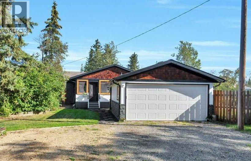 101 Lakeview Ave, Gull Lake, AB T4L 2N1
