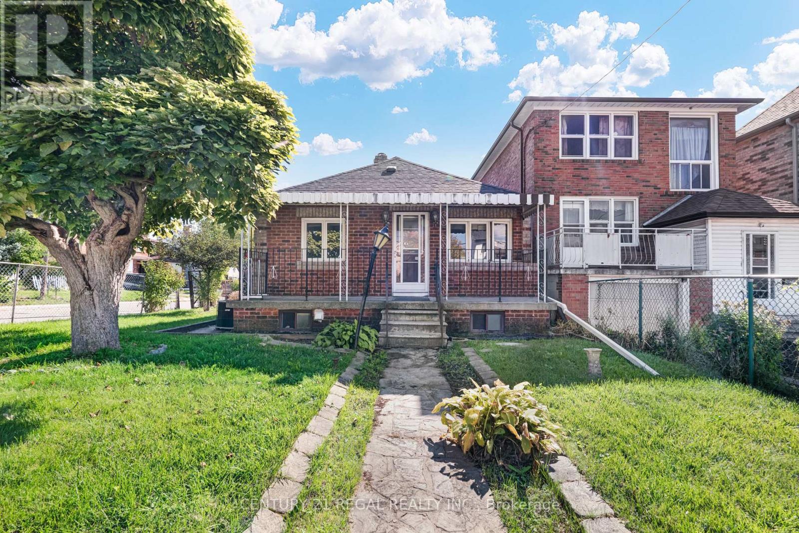 39 Butterworth Ave, Toronto, ON M1L 1H2