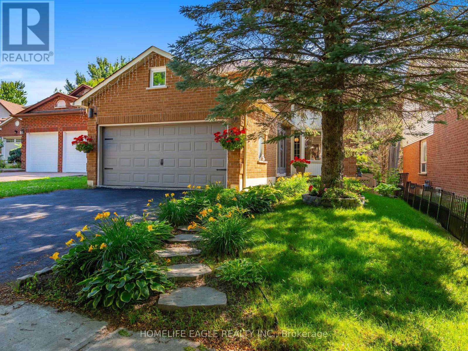 30 Moffat Cres, Aurora, ON L4G 4Z6