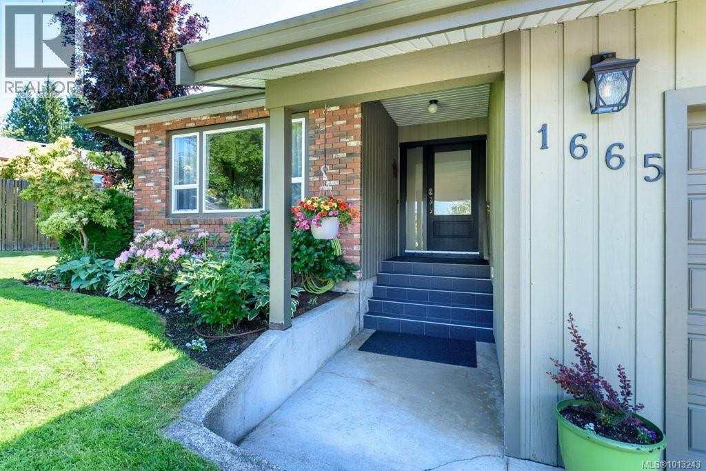 1665 Chester Pl, Comox, BC V9M 1A9