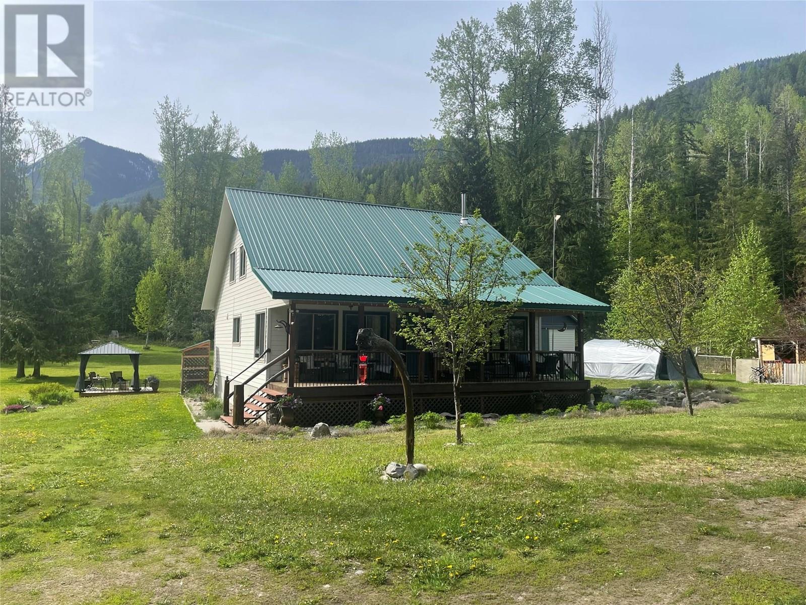 153 Wildwood Rd, Summit Lake, BC V0G 1R1