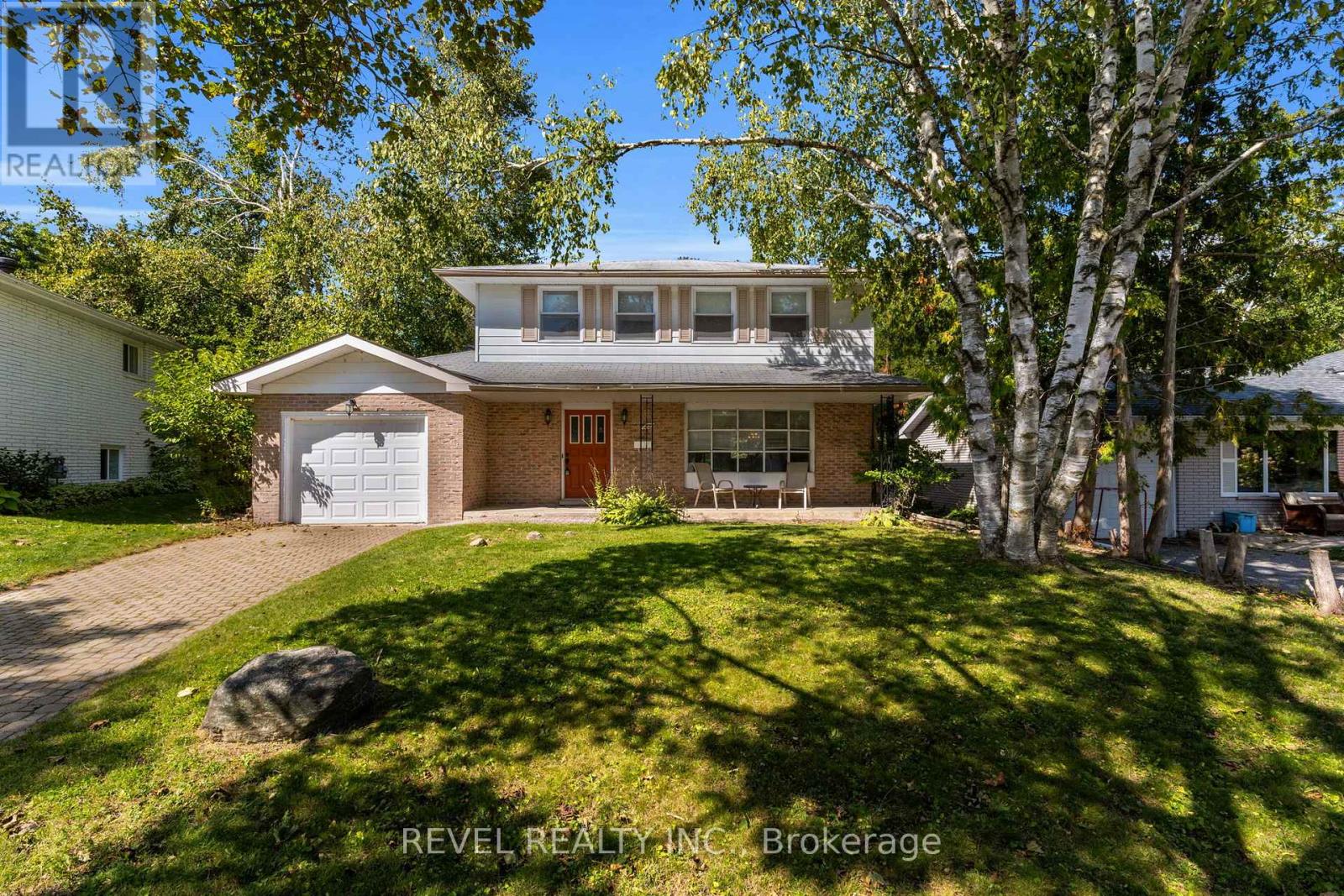 22 Belcourt Ave, Barrie, ON L4M 4E3