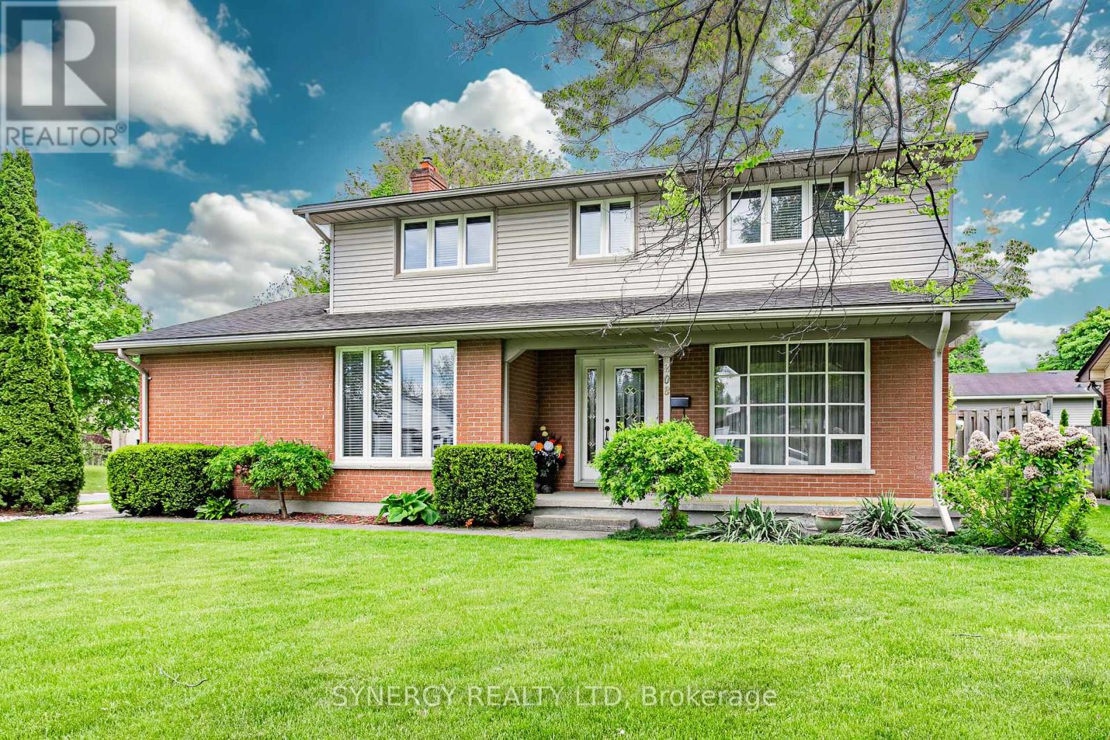 208 Lamore Cres, Strathroy-Caradoc, ON N7G 2C1