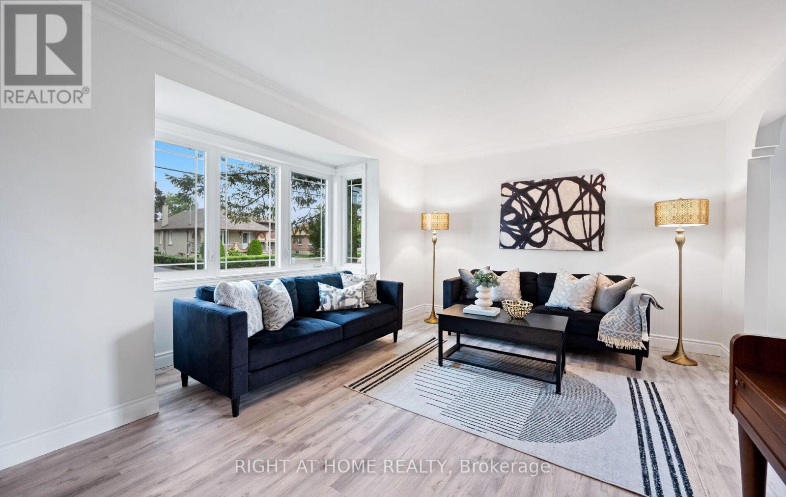 10 Lady York Ave, Toronto Downsview-roding-cfb, ON M6B 2A9