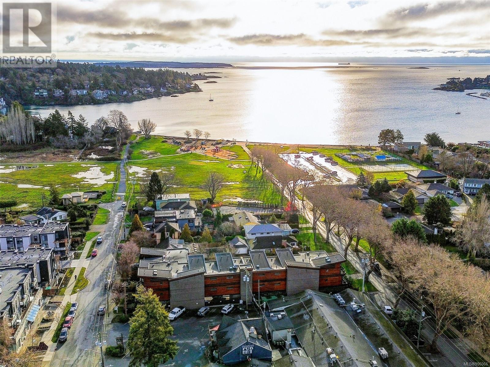 2589 Penrhyn St Unit 204 St, Saanich, BC V8N 1G4