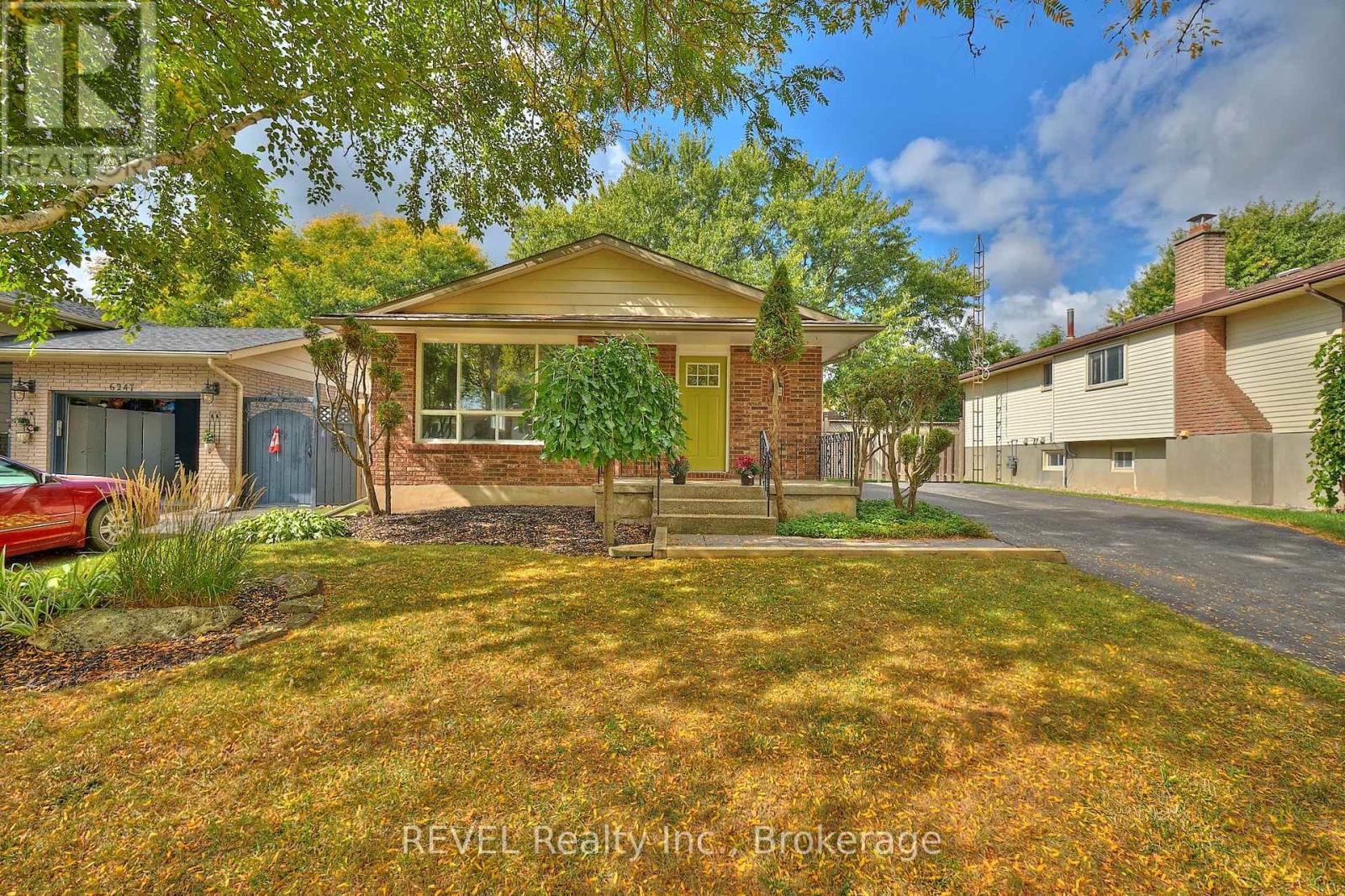 6237 Monterey Ave, Niagara Falls, ON L2H 2A5