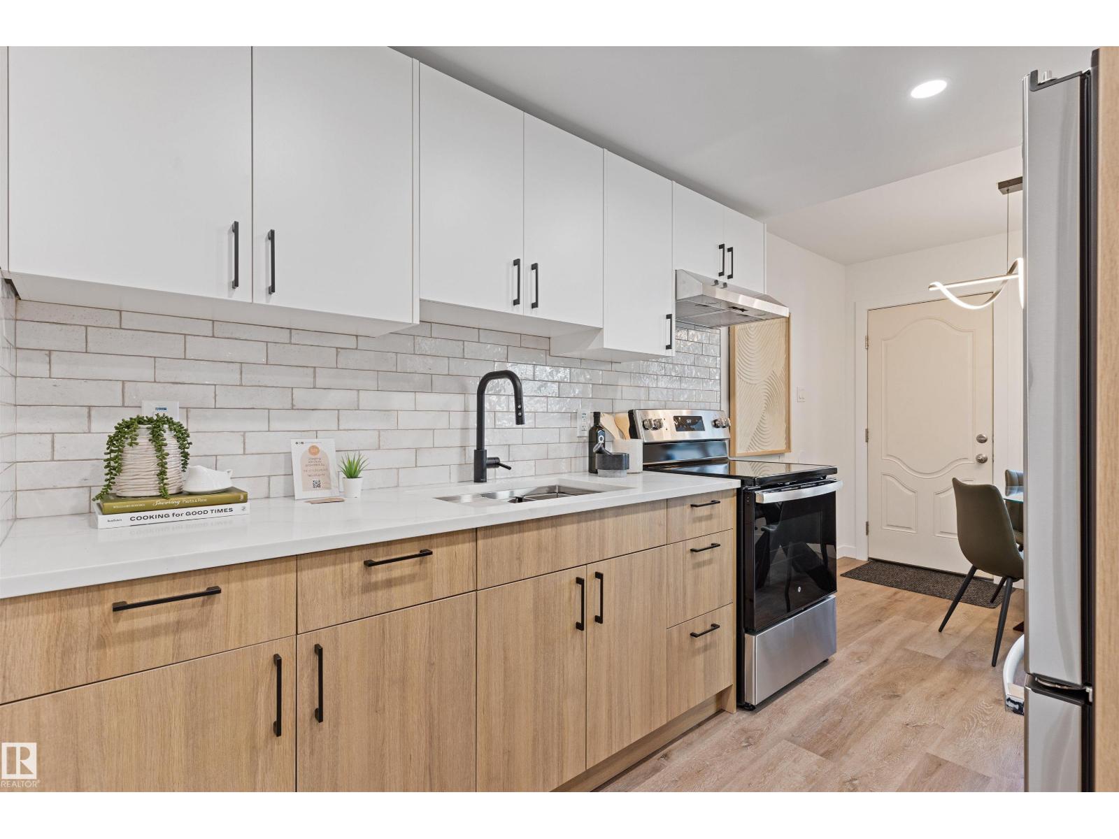 70 Amberly Ct NW, Edmonton, AB T5A 0H9