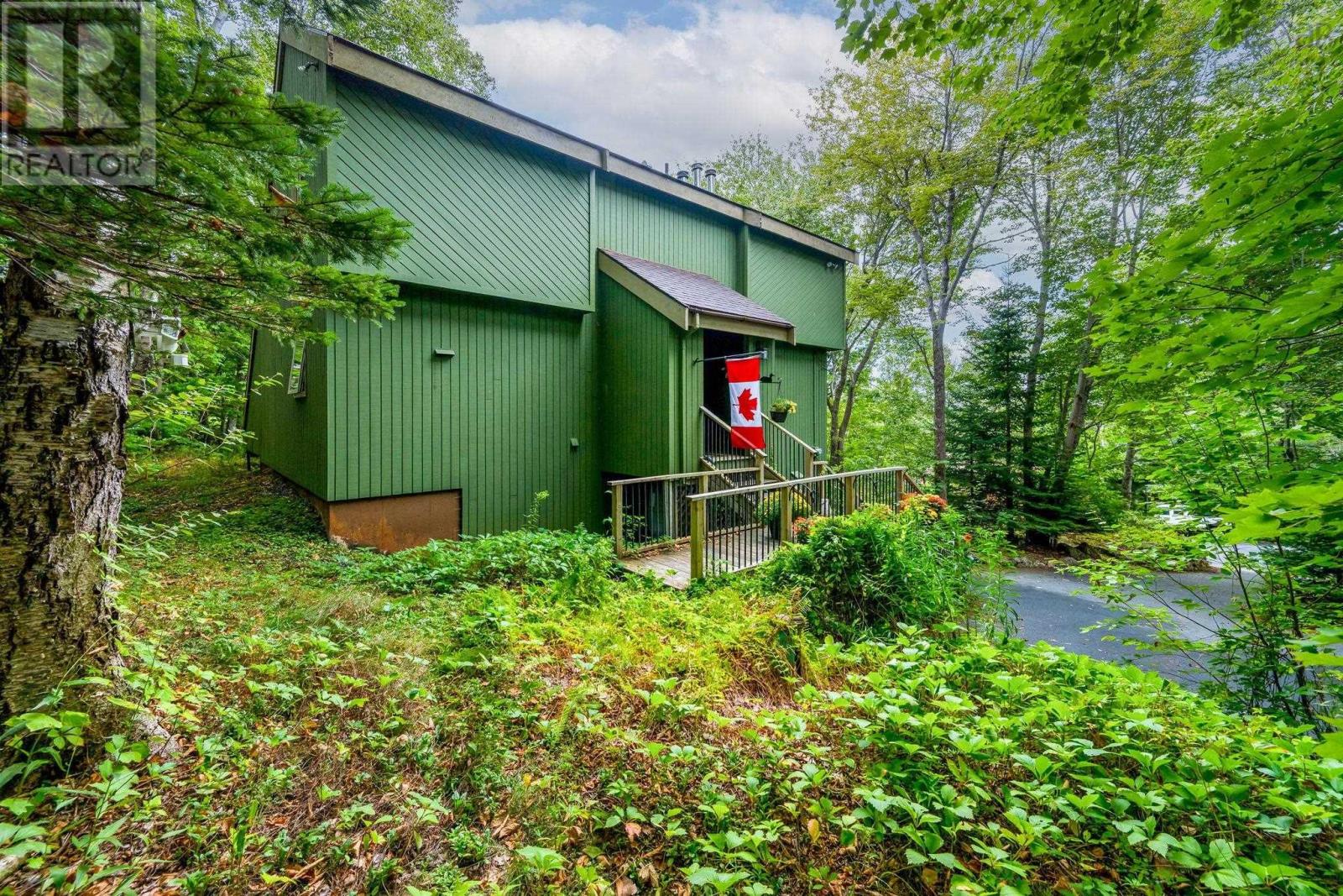 11 Brant St, Hubley, NS B3Z 4L6
