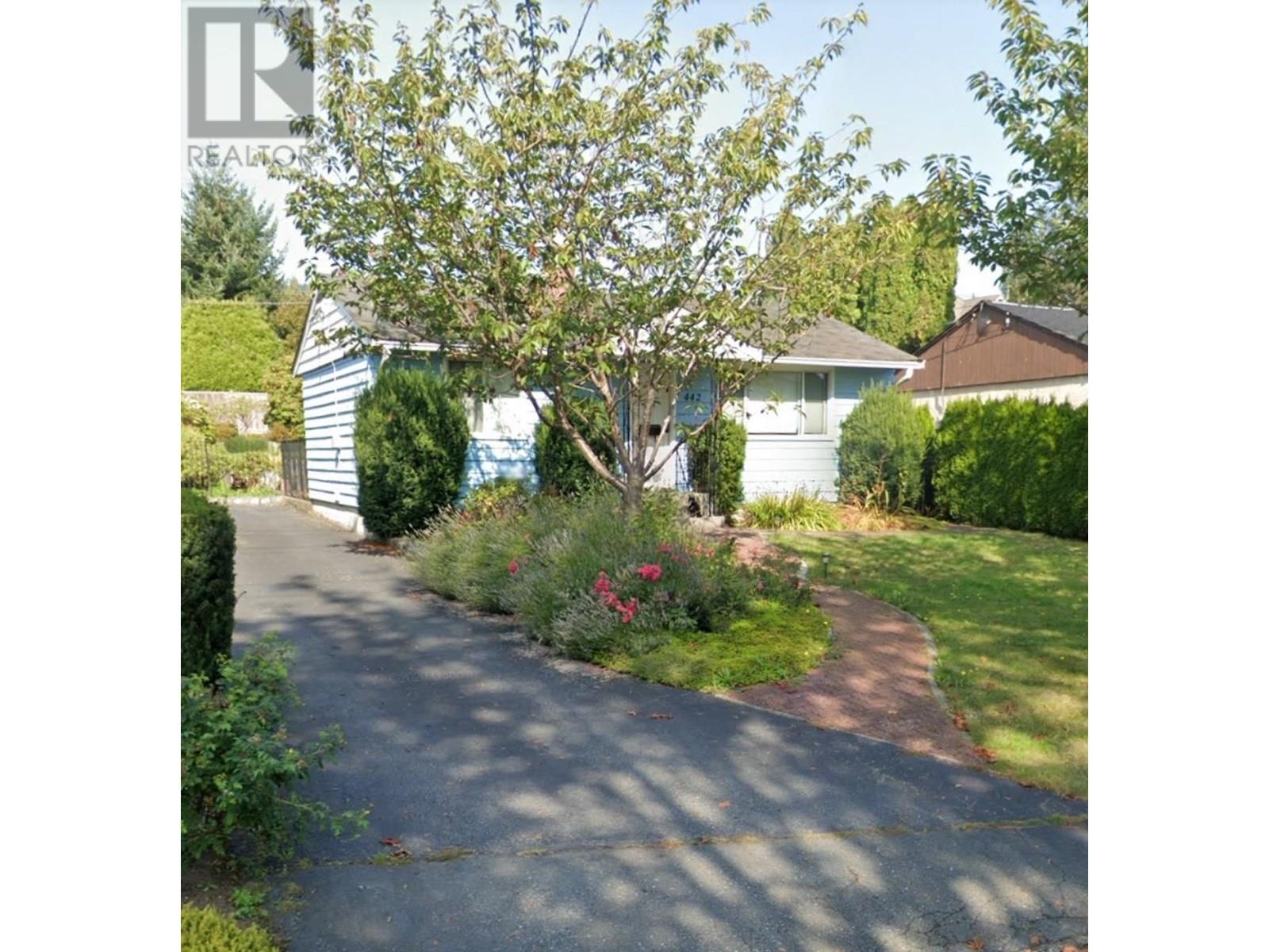 442 E 16th St, North Vancouver, BC V7L 2T5