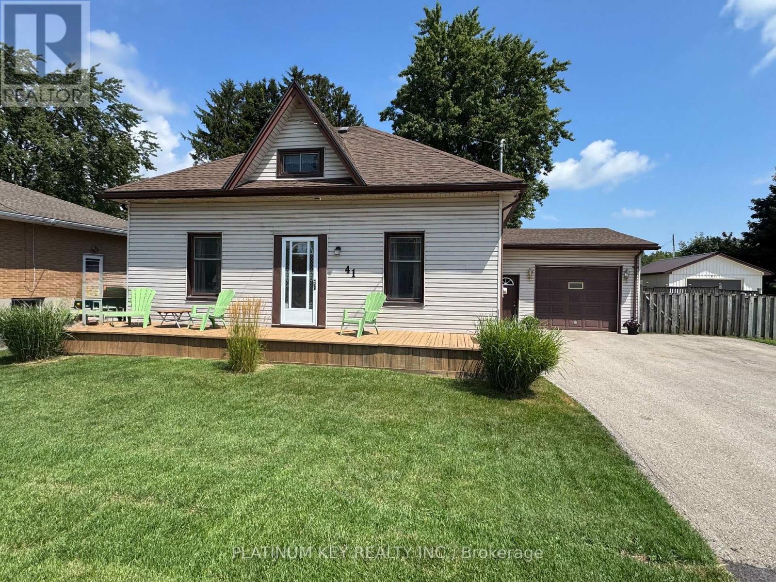 41 Queen St, Strathroy-Caradoc, ON N7G 2H5