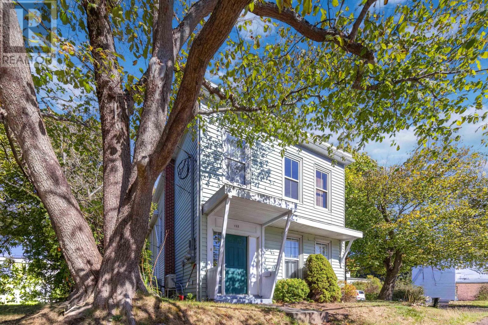 132 Victoria Rd, Dartmouth, NS B3A 1V6