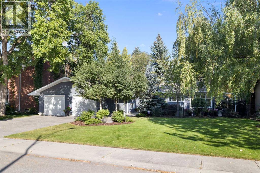 12 Medford Pl SW, Calgary, AB T2V 2E8