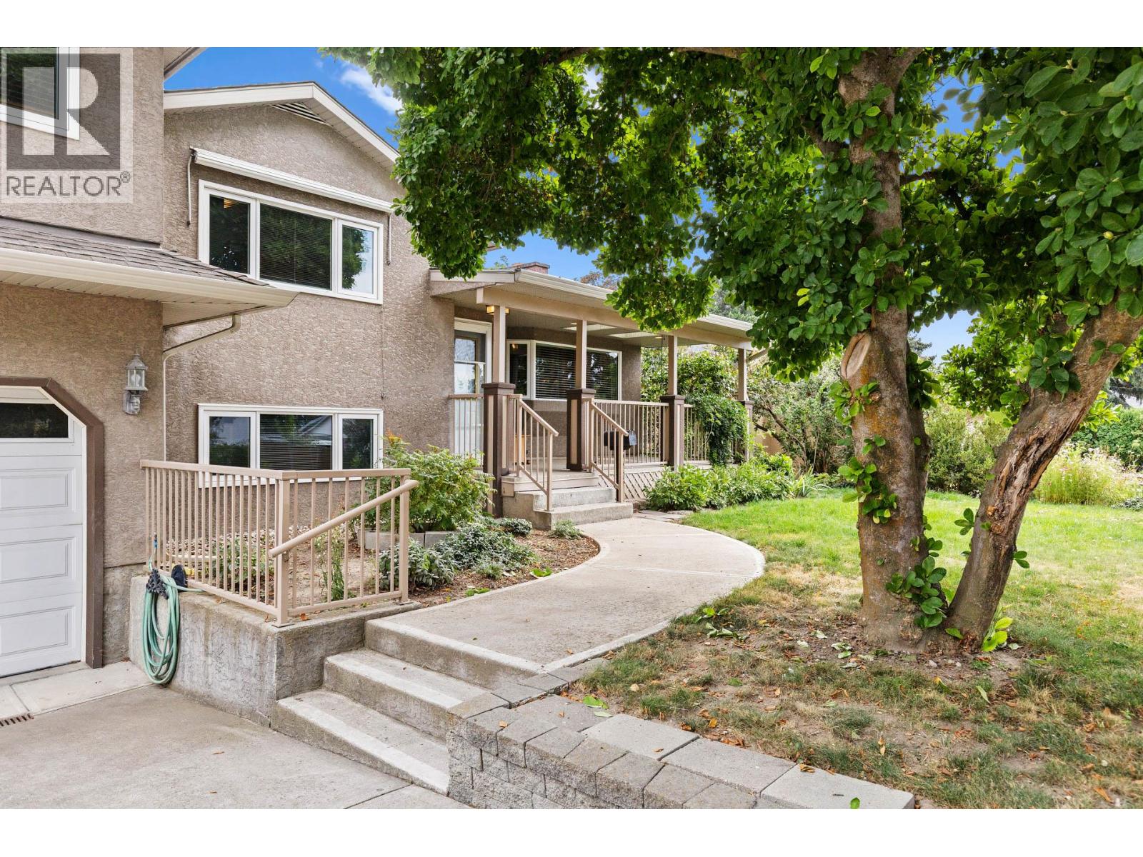 983 Glengarry St, Kelowna, BC V1Y 4C7