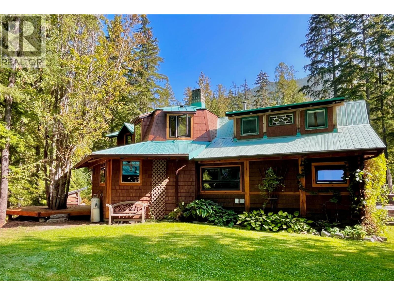 785 Beech Rd, Nakusp, BC V0G 1R1