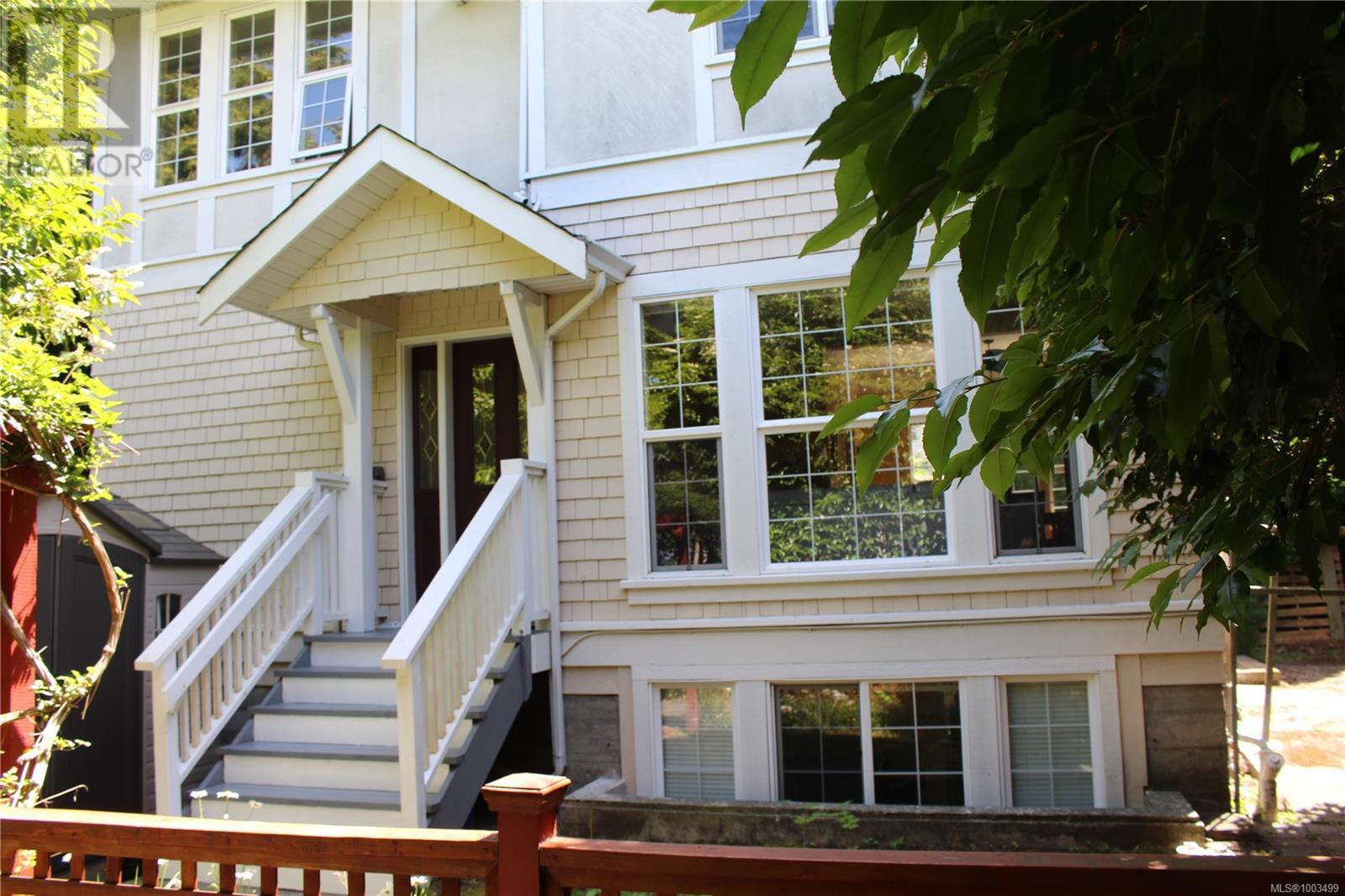 1046 St Charles St, Victoria, BC V8S 3P6
