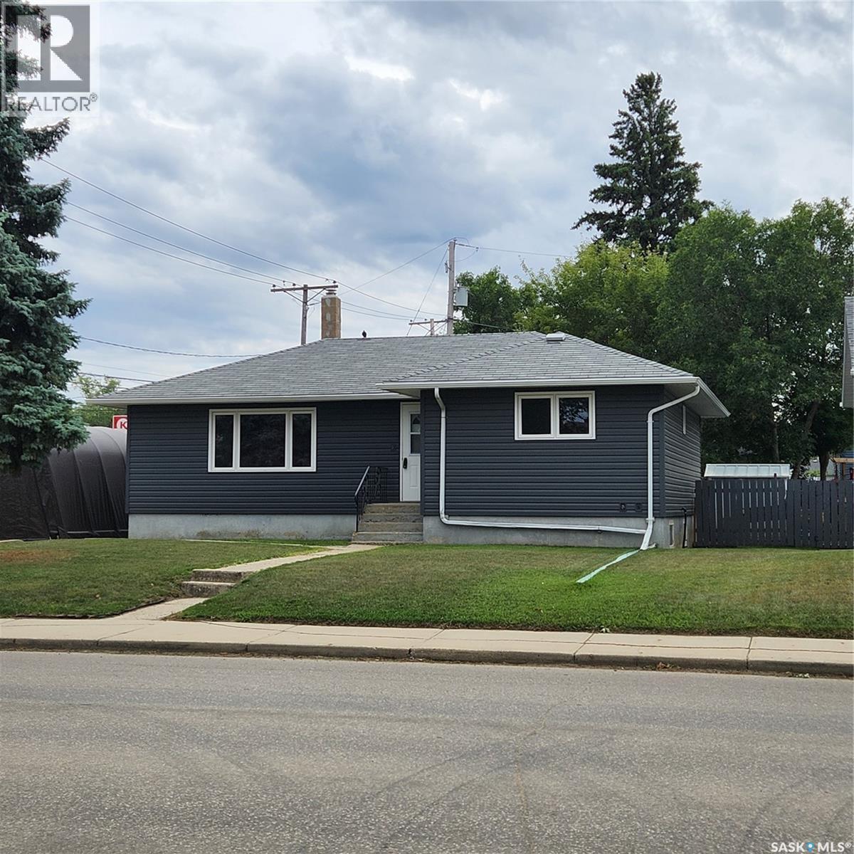 911 Grace St, Moose Jaw, SK S6H 3B9