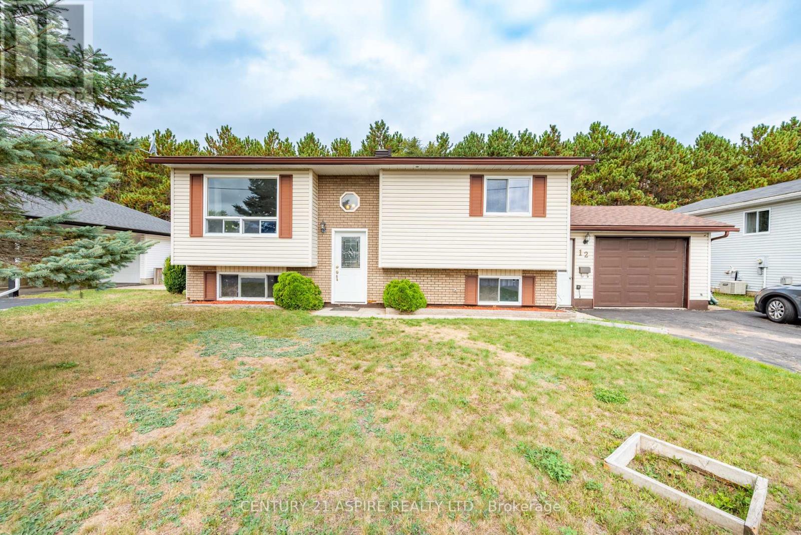 12 Dutch Dr, Petawawa, ON K8H 3M2