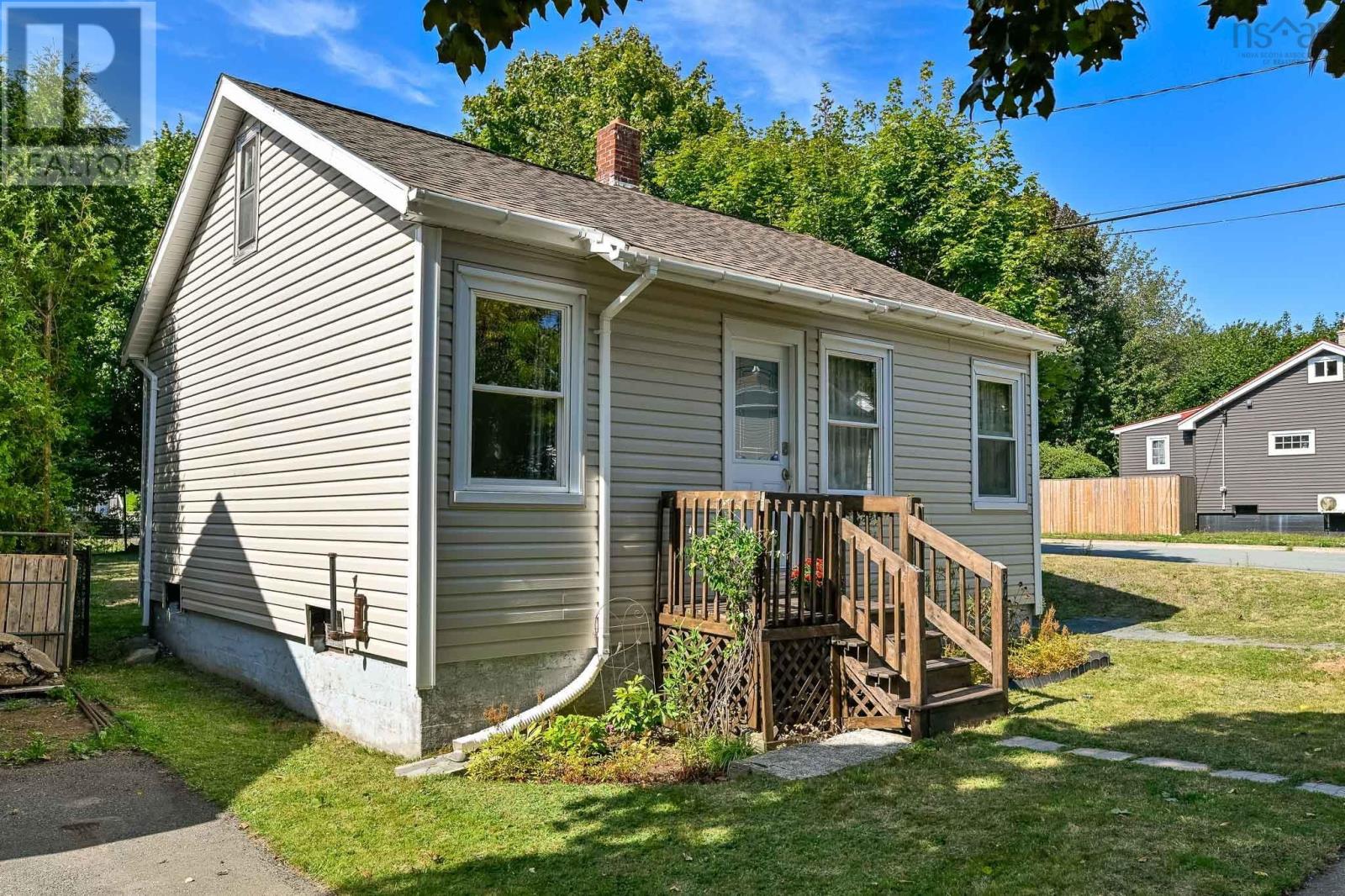 39 Russell St, Dartmouth, NS B3A 3M7