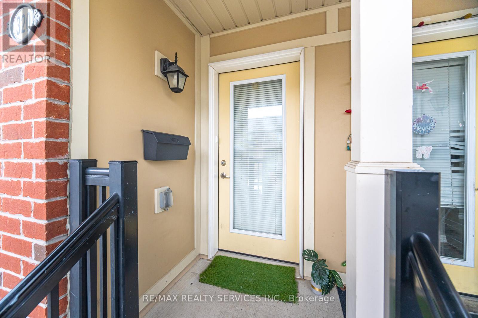 320 250 Sunny Meadow Blvd, Brampton, ON L6R 3Y7